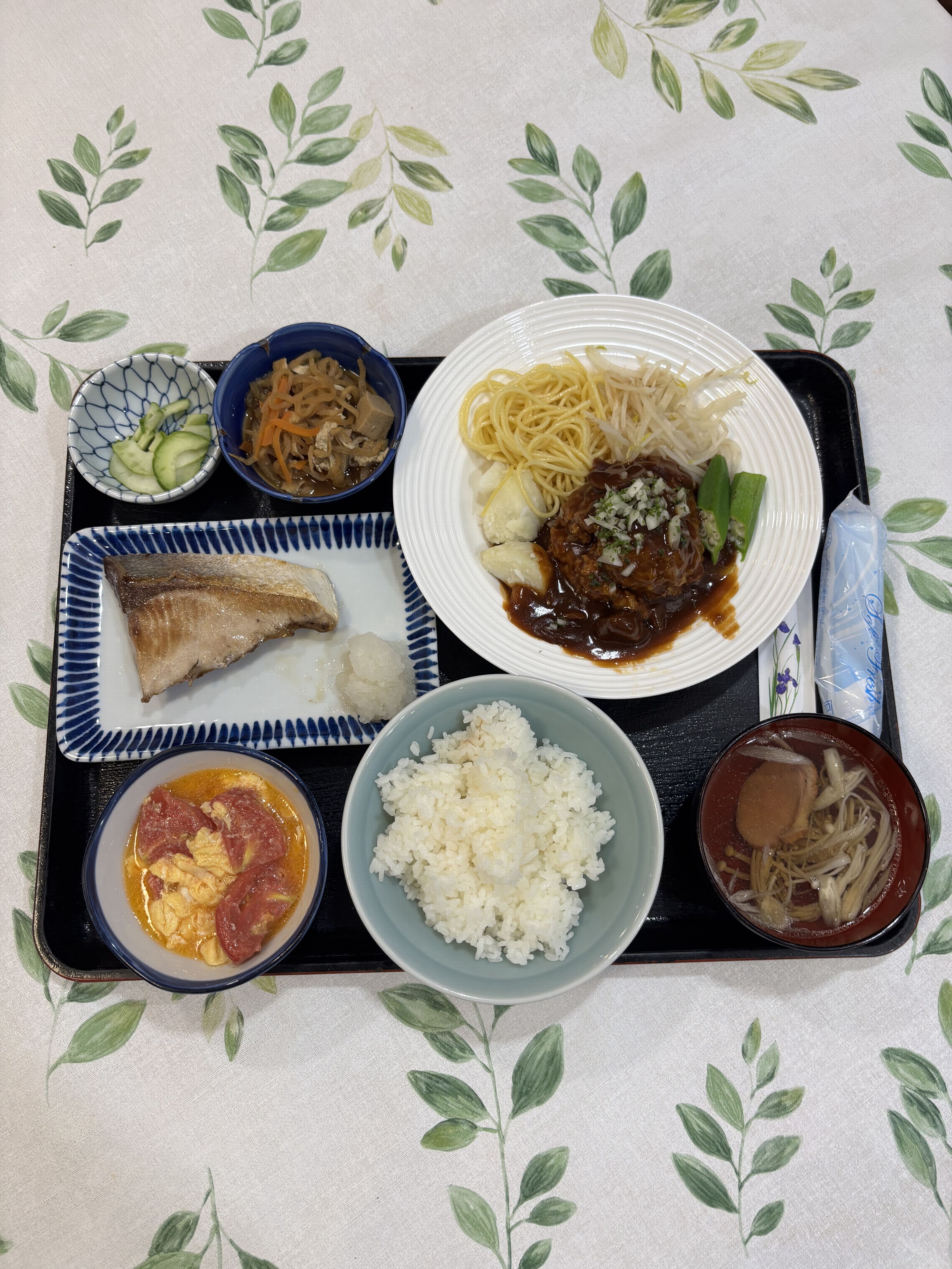 夕食例(デミグラスソースハンバーグとブリの塩焼き)