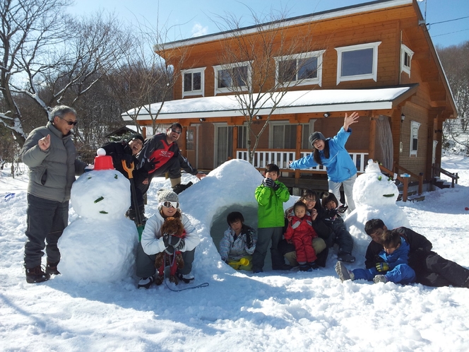 ログコテージ村民の家Ⅱ希の前で雪遊び