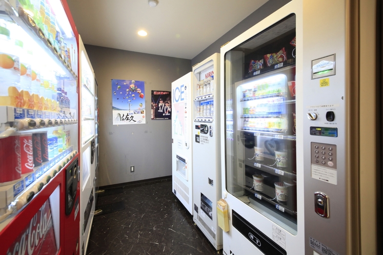 ◆自動販売機コーナー：ソフトドリンク・アルコール飲料・おつまみ・パン・カップ麺・氷