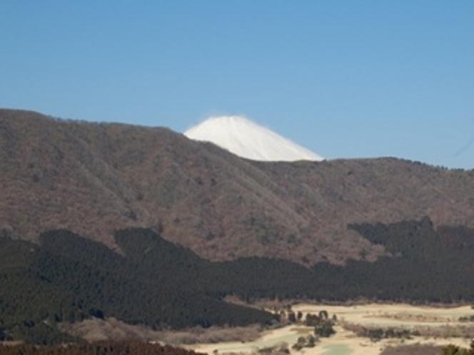 *箱根外輪山の向うにそびえる富士山