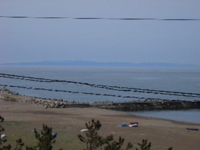 彼方に浮かぶ佐渡