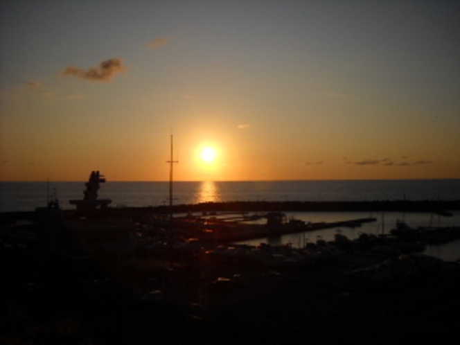 柏崎マリーナと夕日（８月）