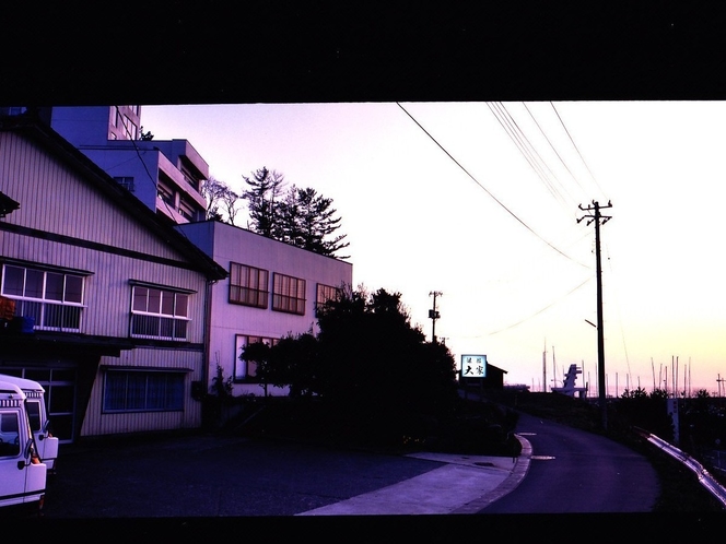 当館正面と夕日