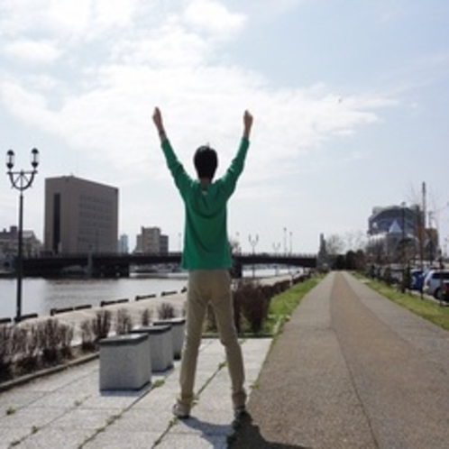 ホテル横の釧路川沿いで朝　体操しませんか？　気持ちが良いですよ