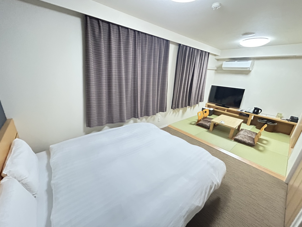 ◆和洋室　30.0㎡　ベッドサイズ：160cm&times;195cm(1台)・95cm&times;195cm(布団2組)