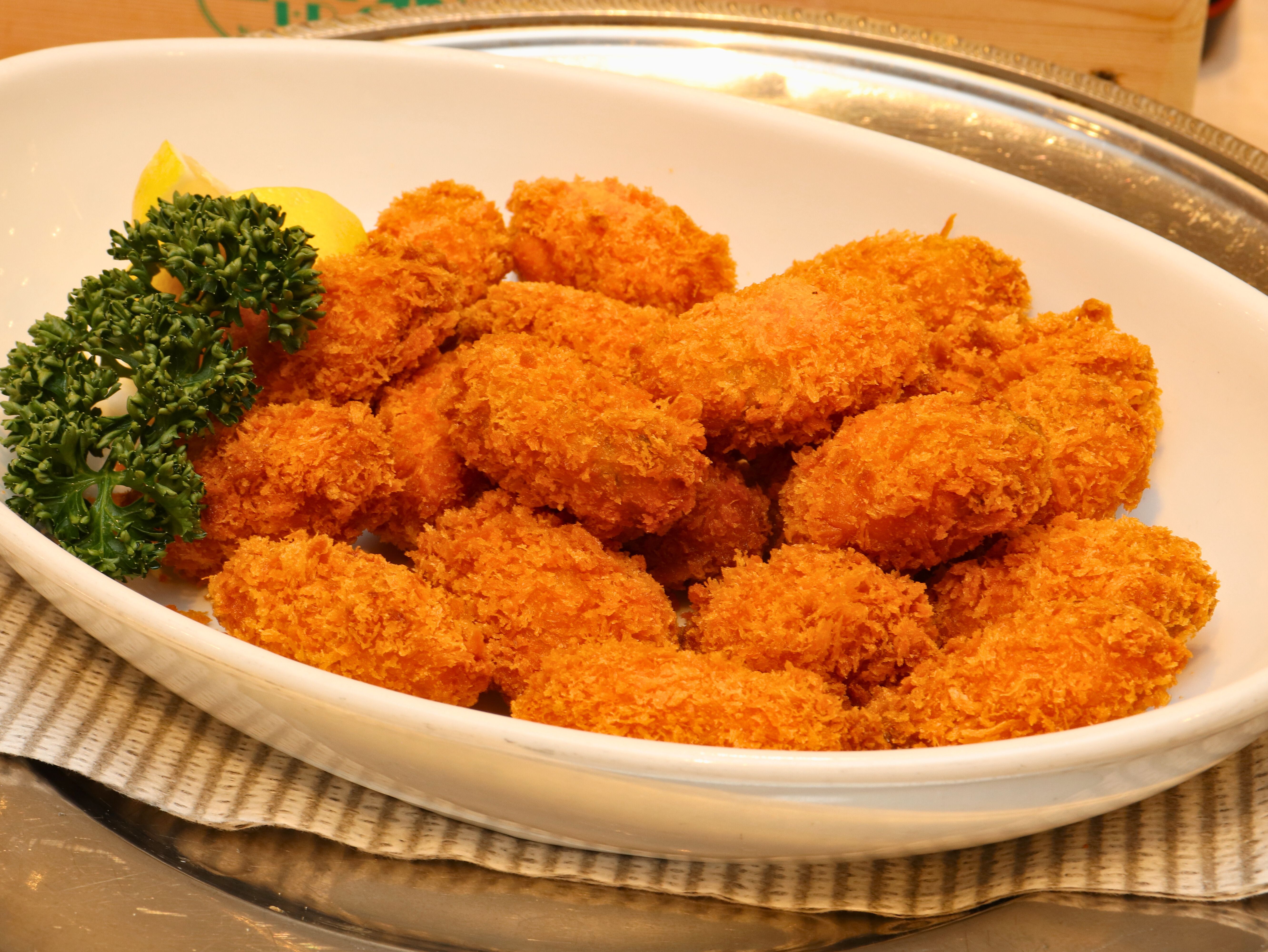 【バイキング】サクサク衣に包まれた、海の旨みカキフライ。