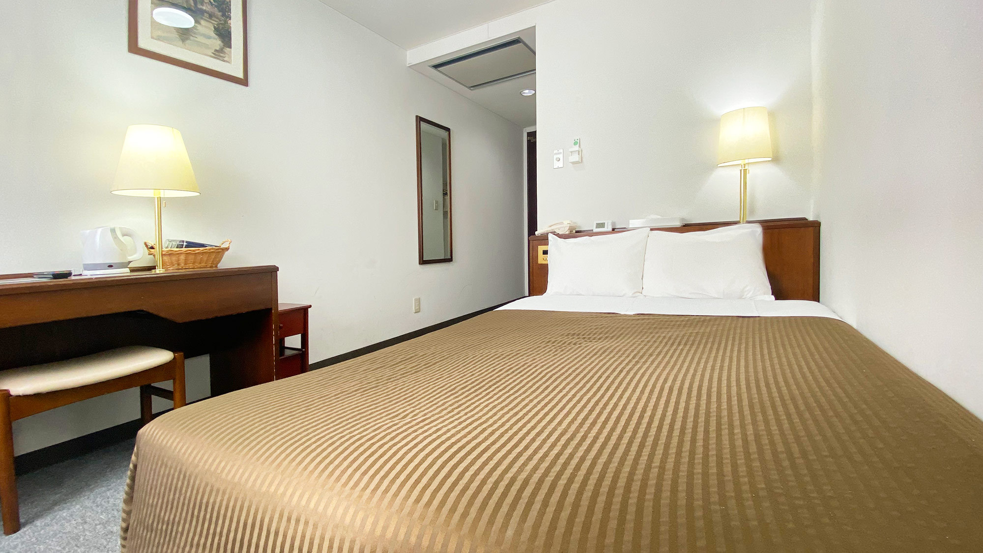 ★ダブルルーム★140cm幅のベッドでおくつろぎ下さい。