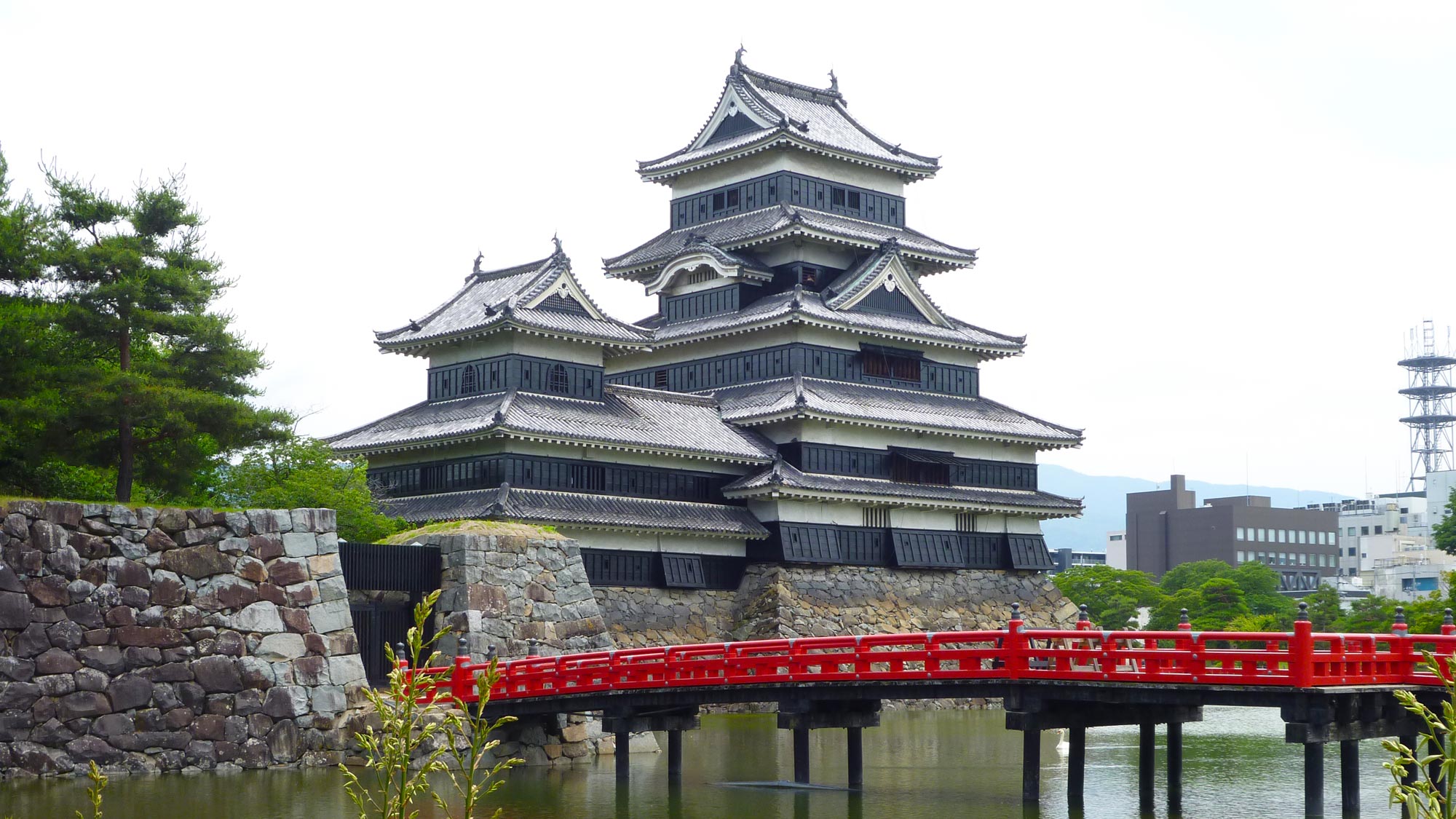 現存する日本最古の城！　国宝　松本城（徒歩６～８分）
