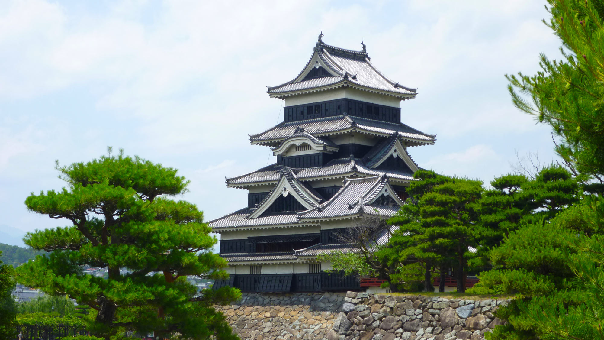 現存する日本最古の城！　国宝　松本城（徒歩６～８分）