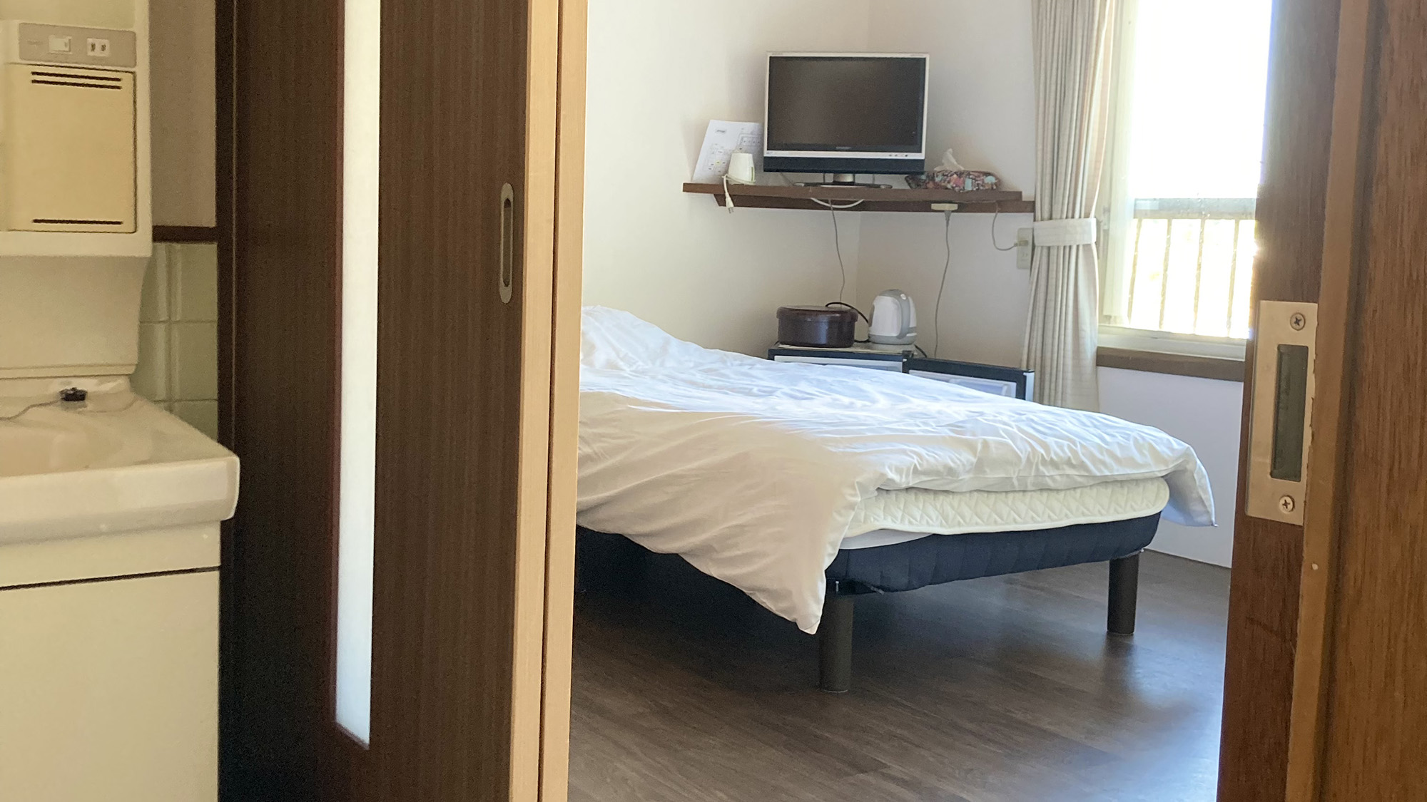 ・【洋室シングル6畳】シンプルなお部屋。補助ベットを使えば2名様まで宿泊可能