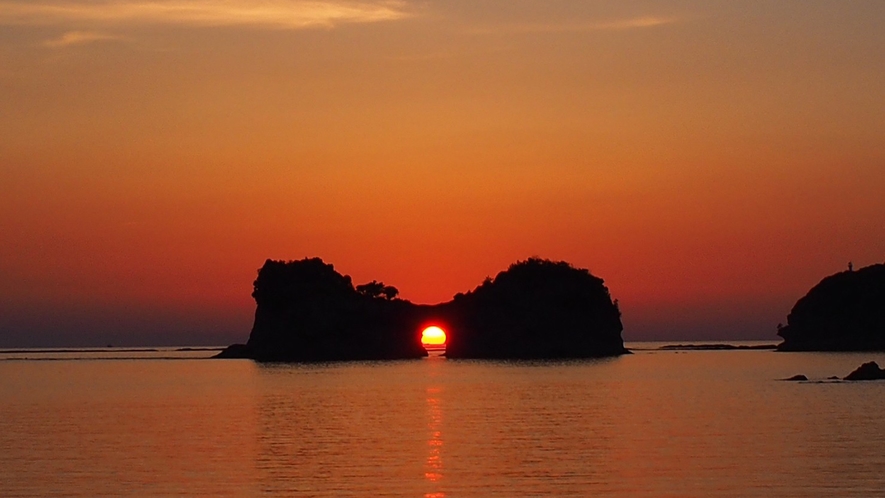 ・「日本の夕陽100選」に選ばれた円月島に沈む夕日