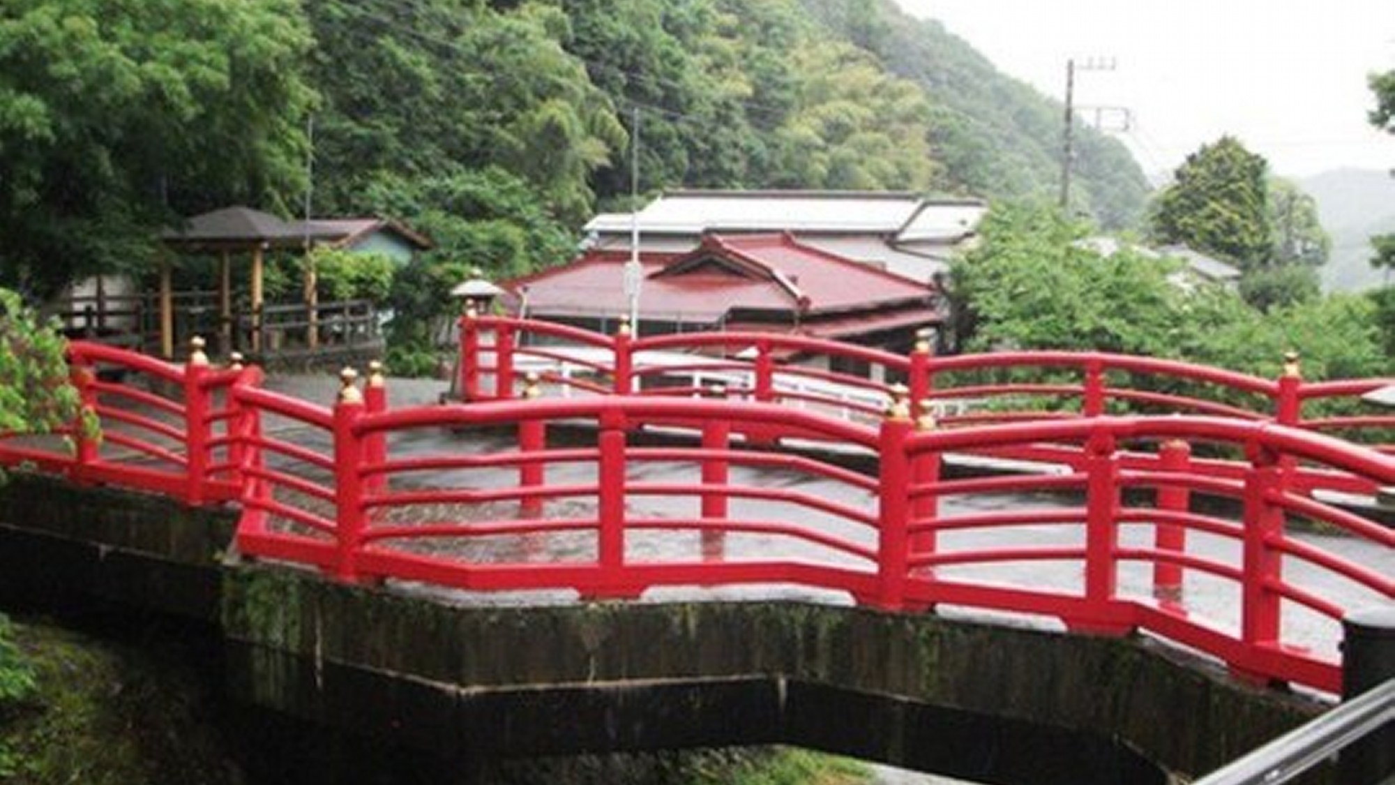 当館前のあたご橋