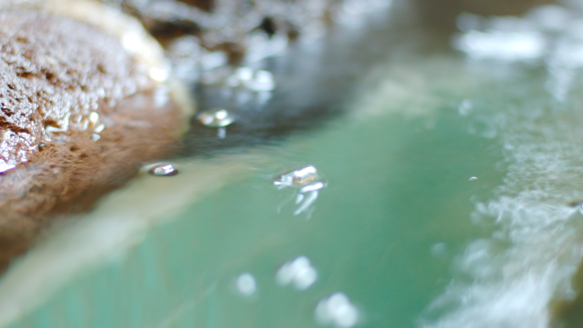 大山の湧水を加熱しております。