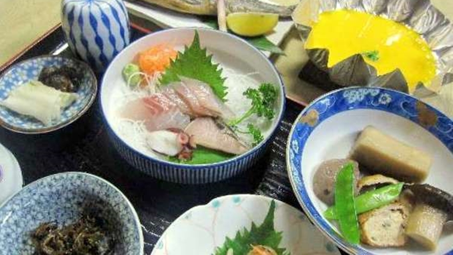 [夕食一例]料理上手な女将特製の地魚料理とおふくろの味がずらり♪