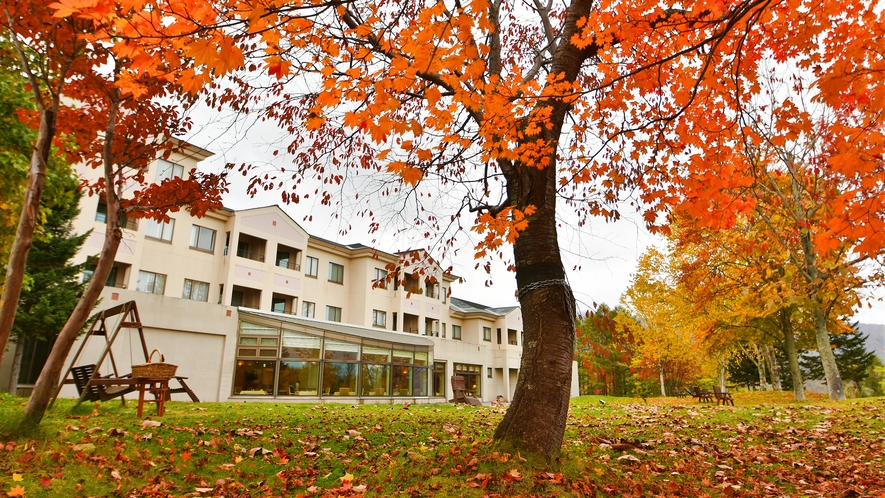 【外観】紅葉に染まるホテル中庭。ハンモックやブランコでのんびり過ごすのが大人の贅沢...