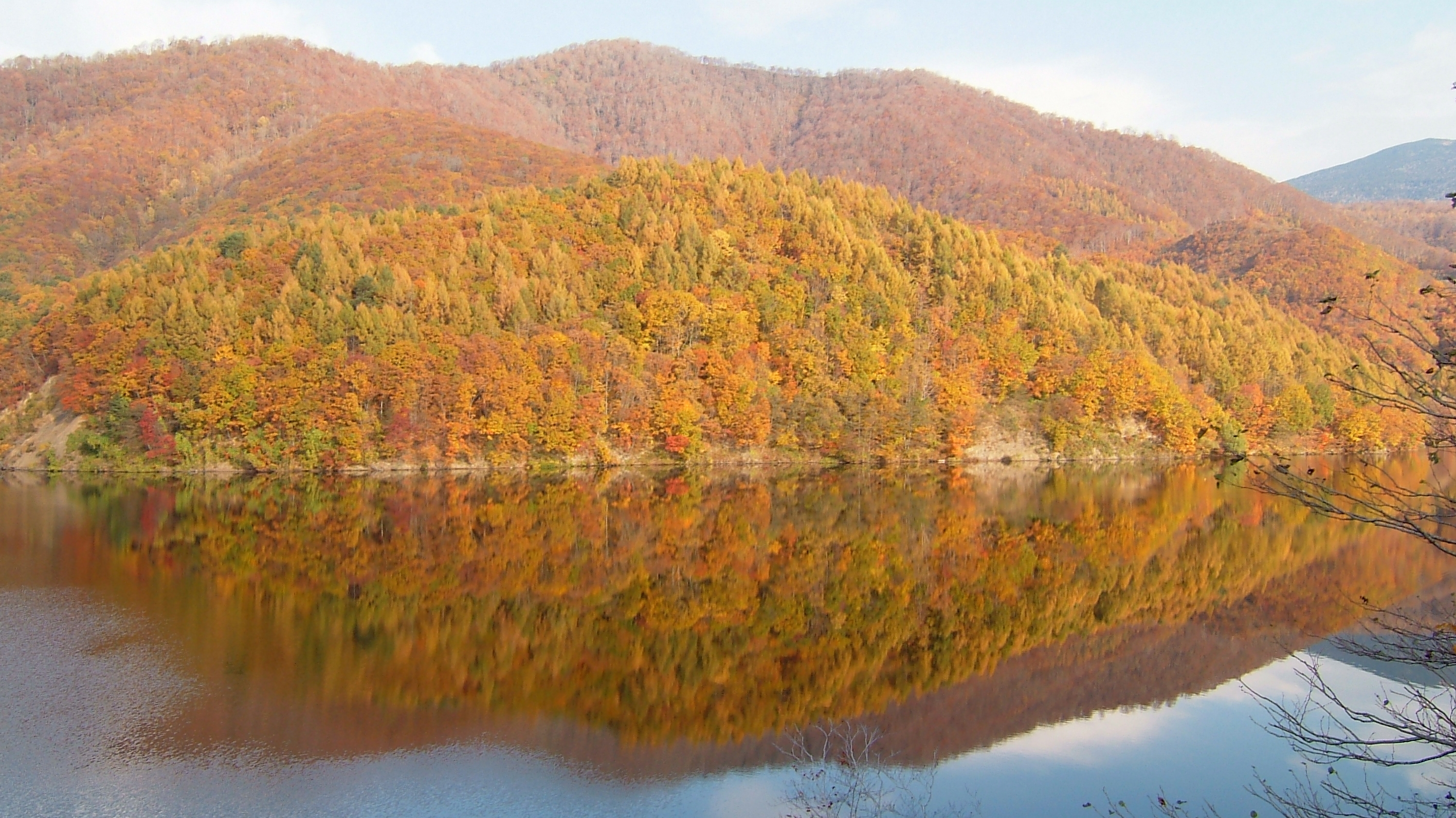 【秋】鏡のような小野川湖