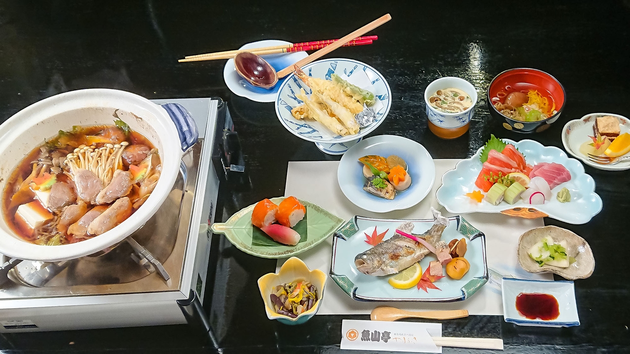 魚山亭やまぶきの夕食。川魚の塩焼きや天ぷらが並ぶ