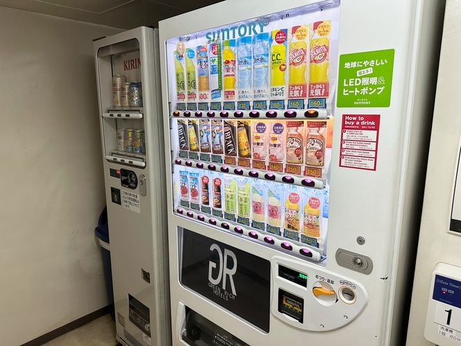 GR：自販機は5階と9階にございます