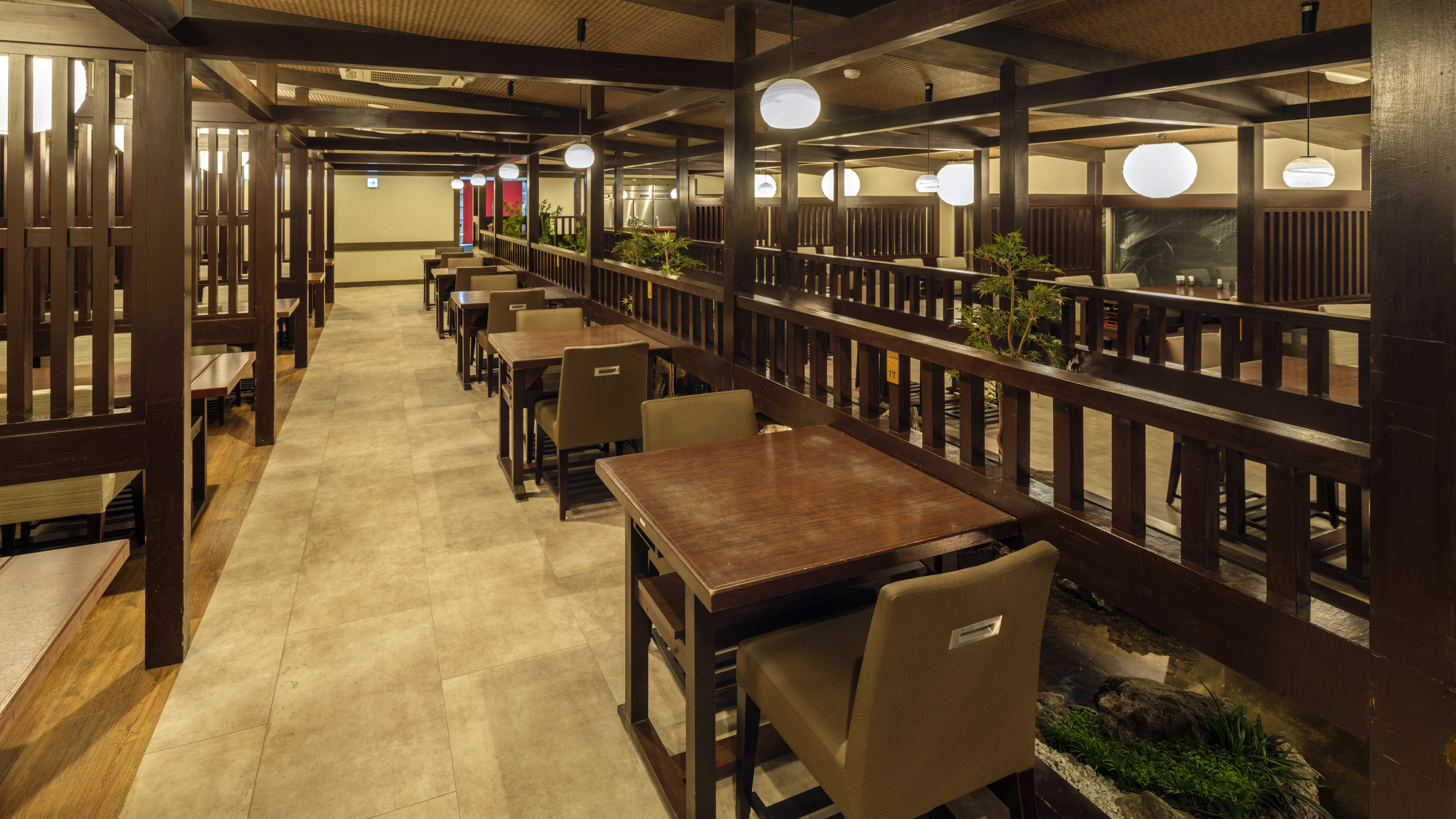 【食事処／足柄】テーブル席で会席料理を愉しむ。