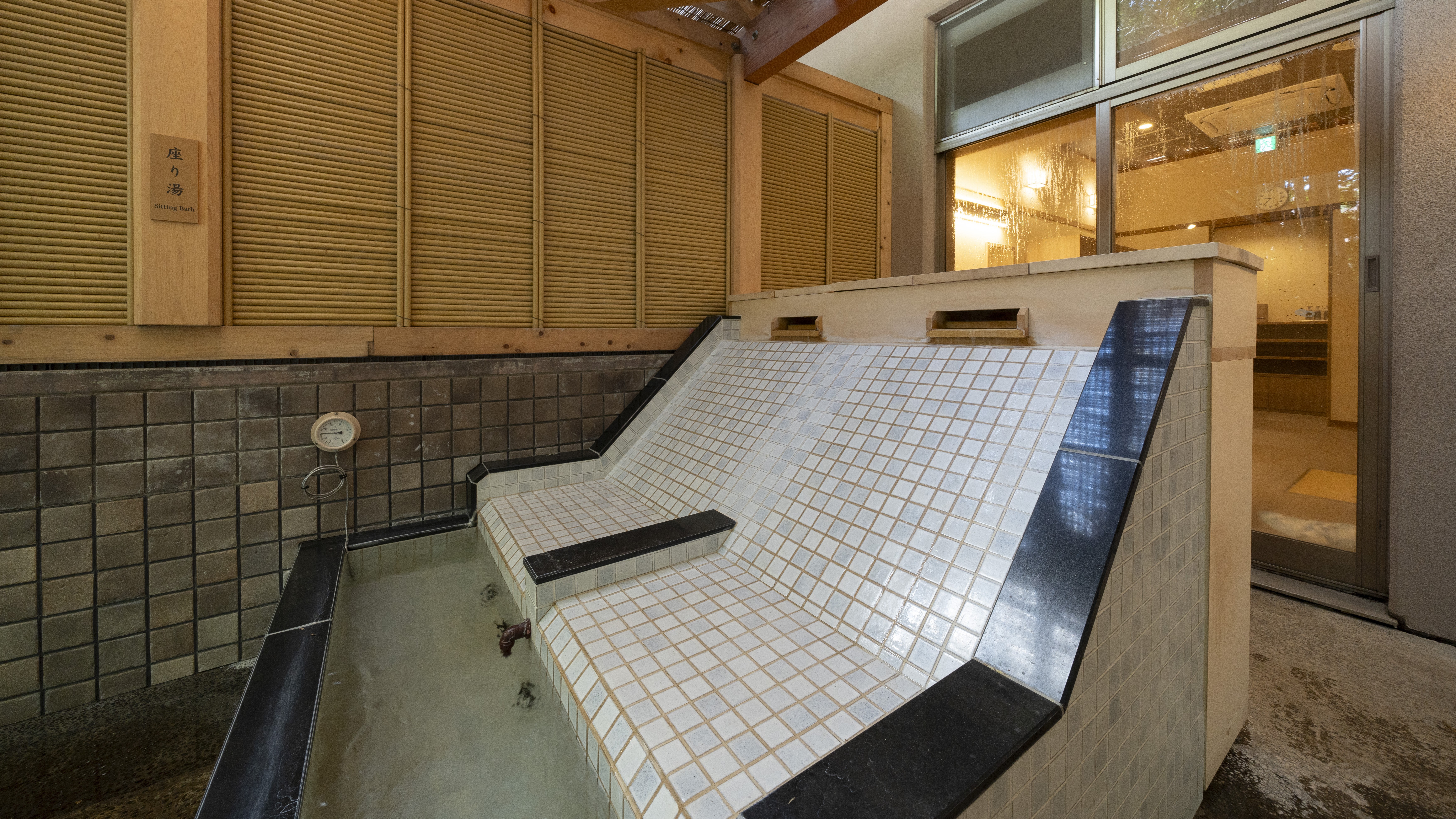 【大浴場露天：月の湯】座り湯をご用意。