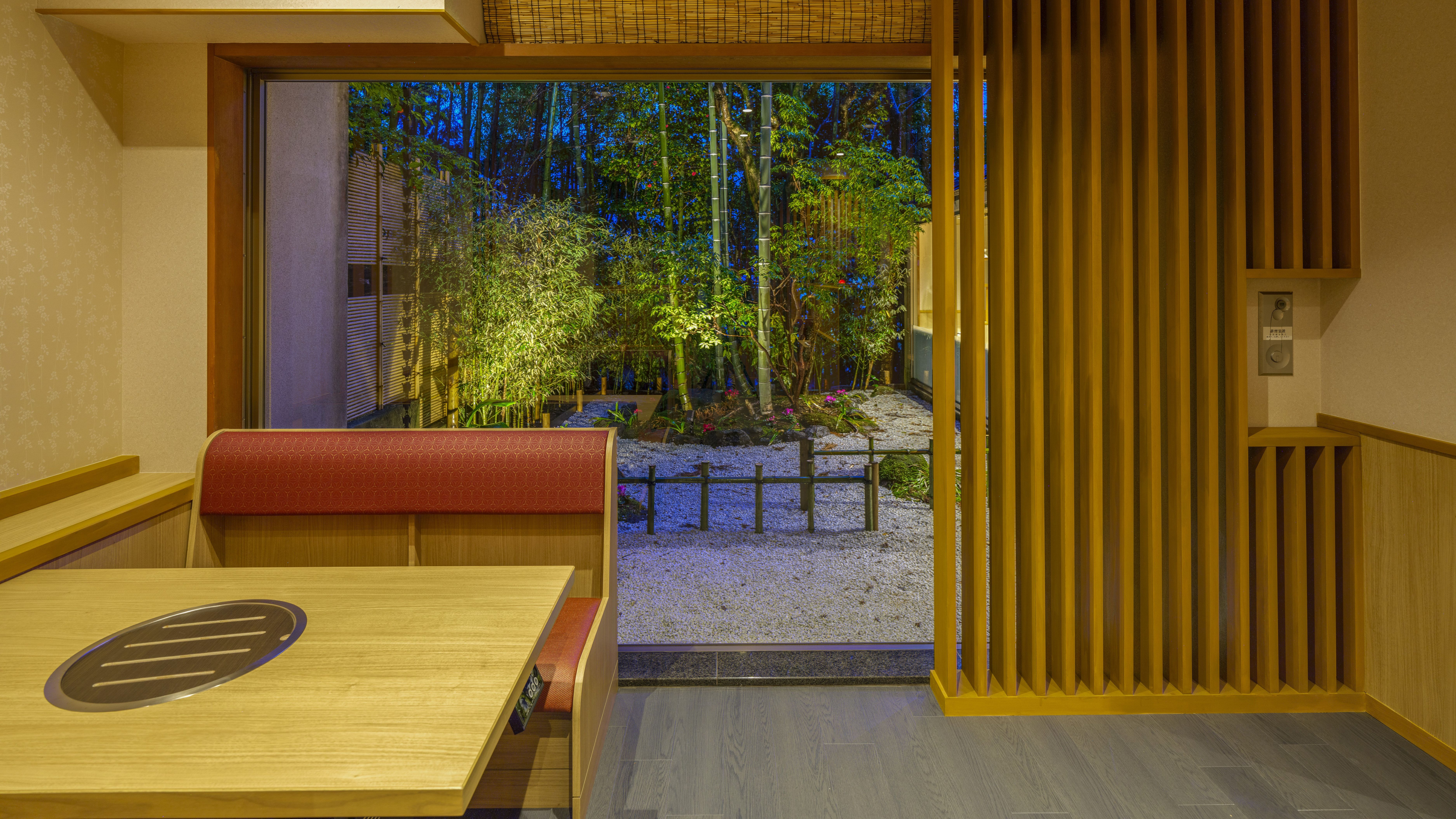 【食事処／つつじ亭】テーブル中央に配置されたロースターを囲んで、団らんのひとときを。