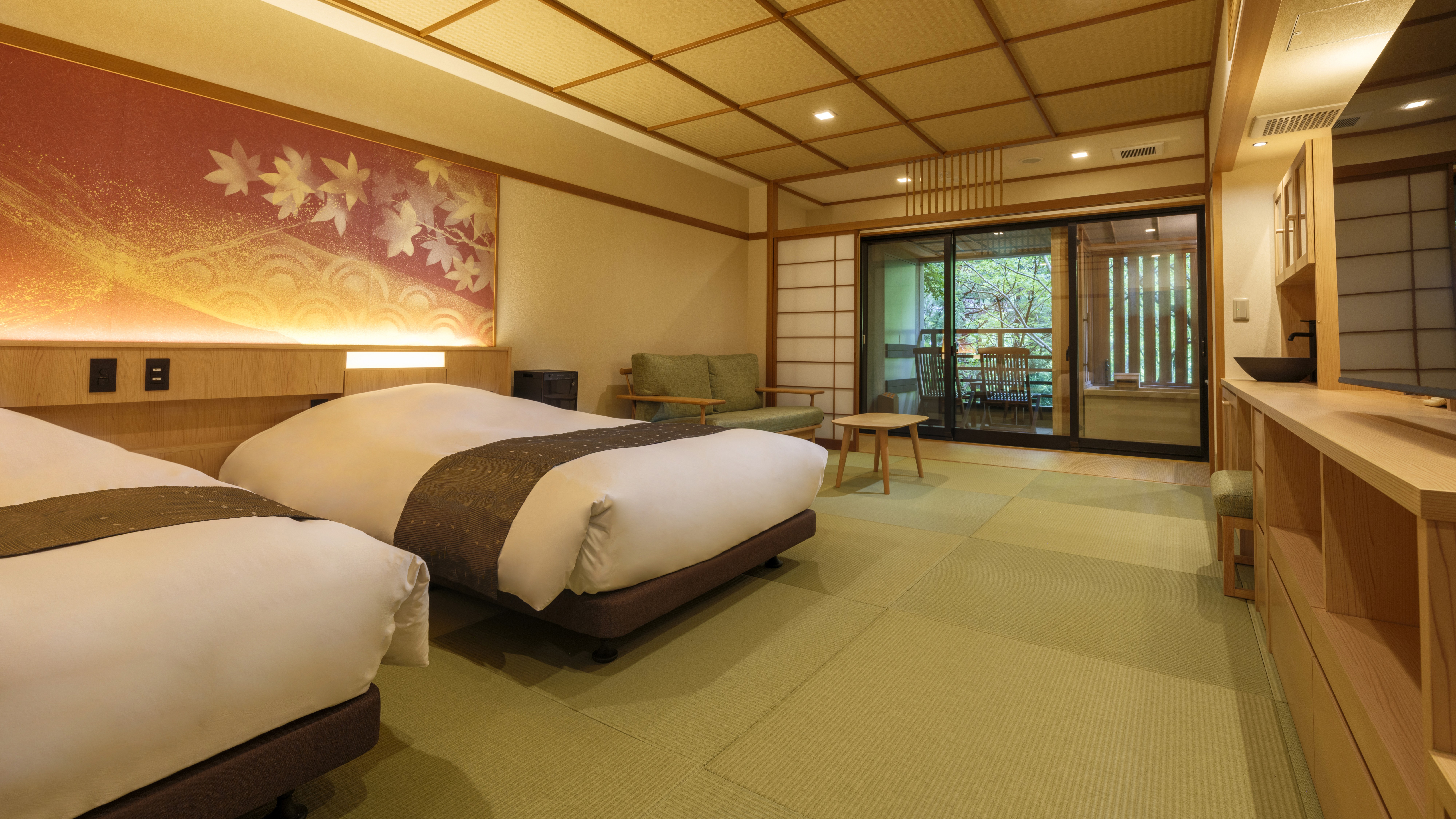 【檜温泉露天風呂付き洋室ツイン】広々とした客室で、ツインベッドをご用意。