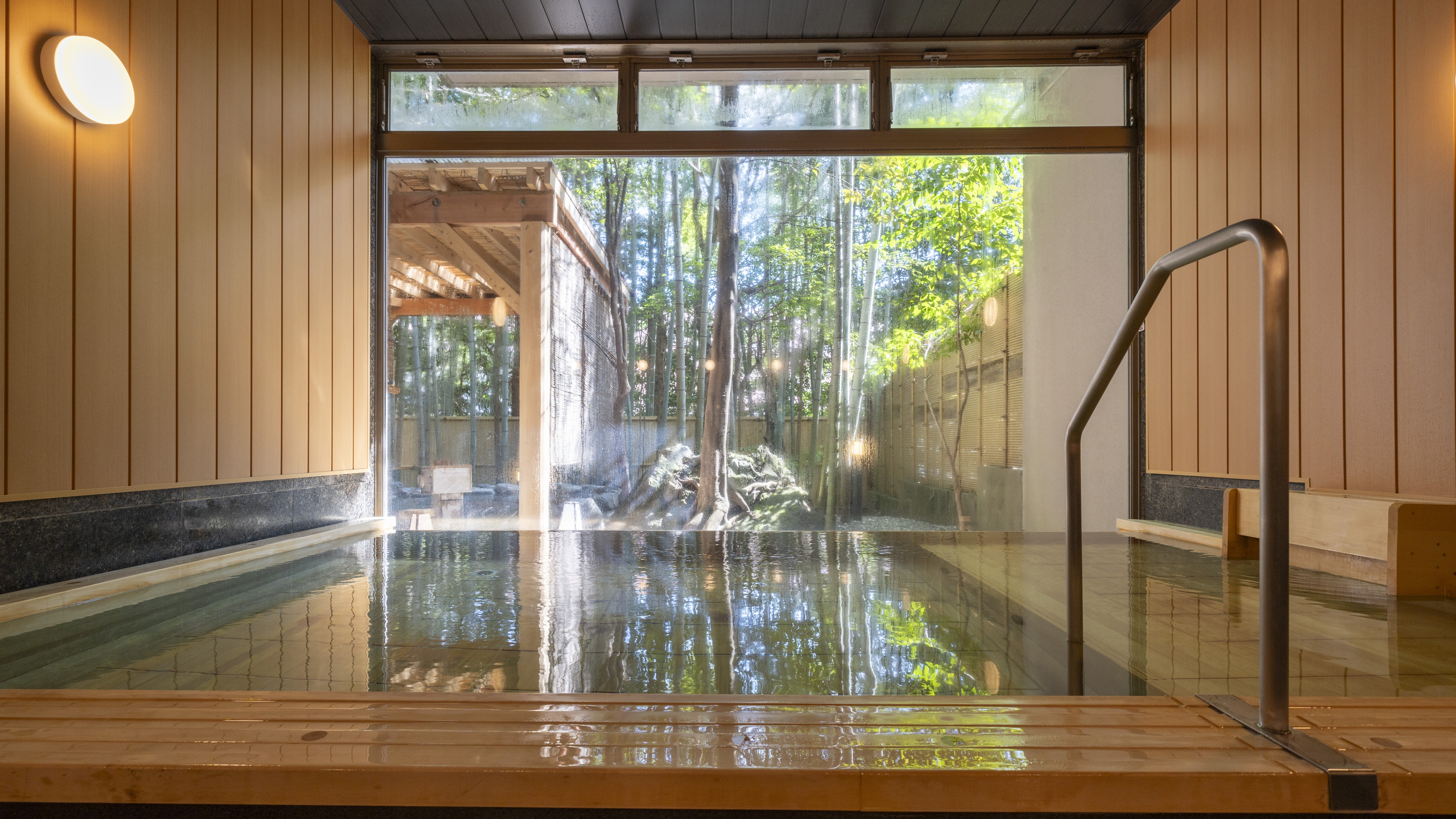 【大浴場内湯：星の湯】大きな窓から外の風景を眺めながら温泉を満喫。