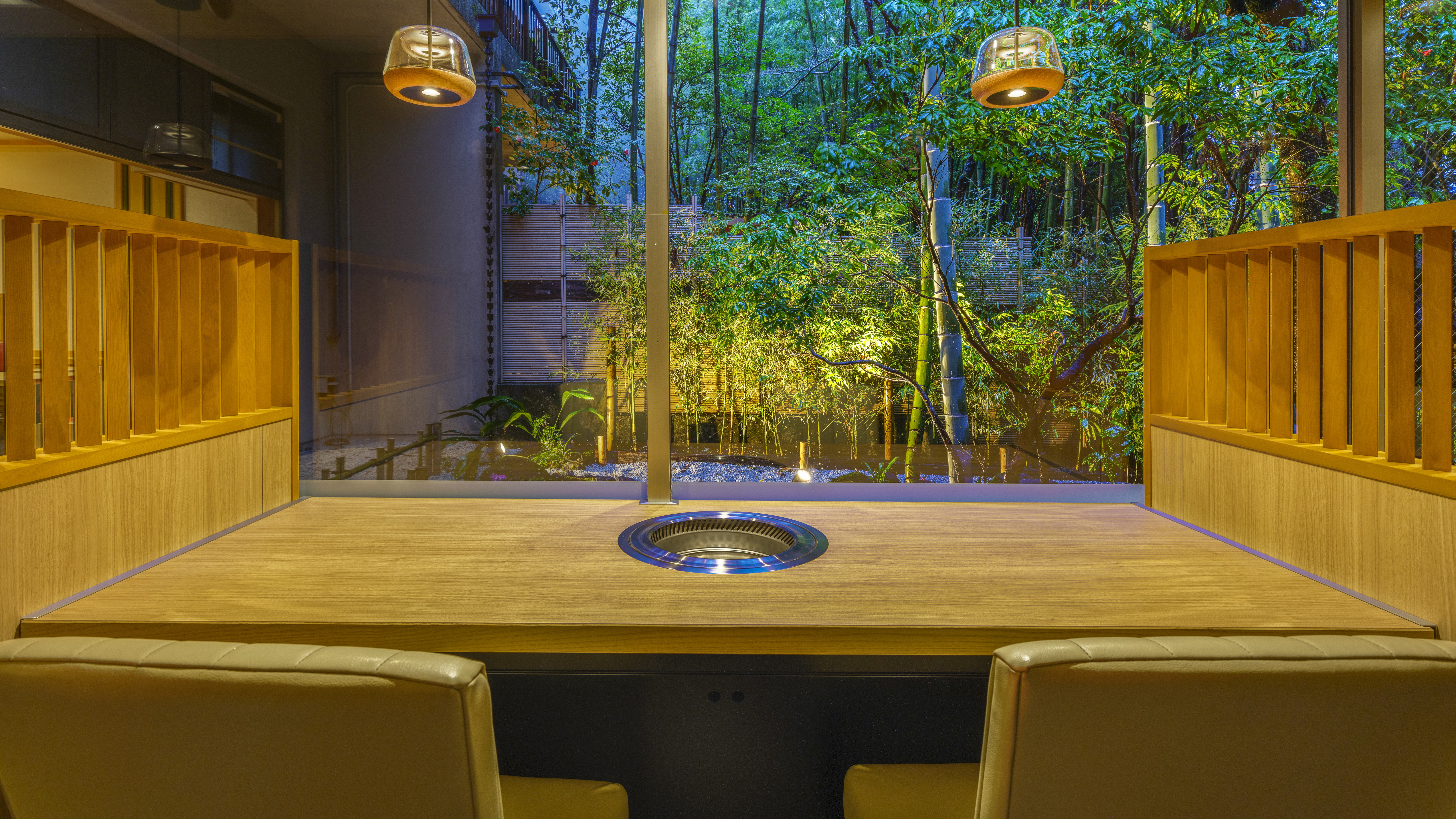 【食事処／つつじ亭】夜には庭がライトアップされる。