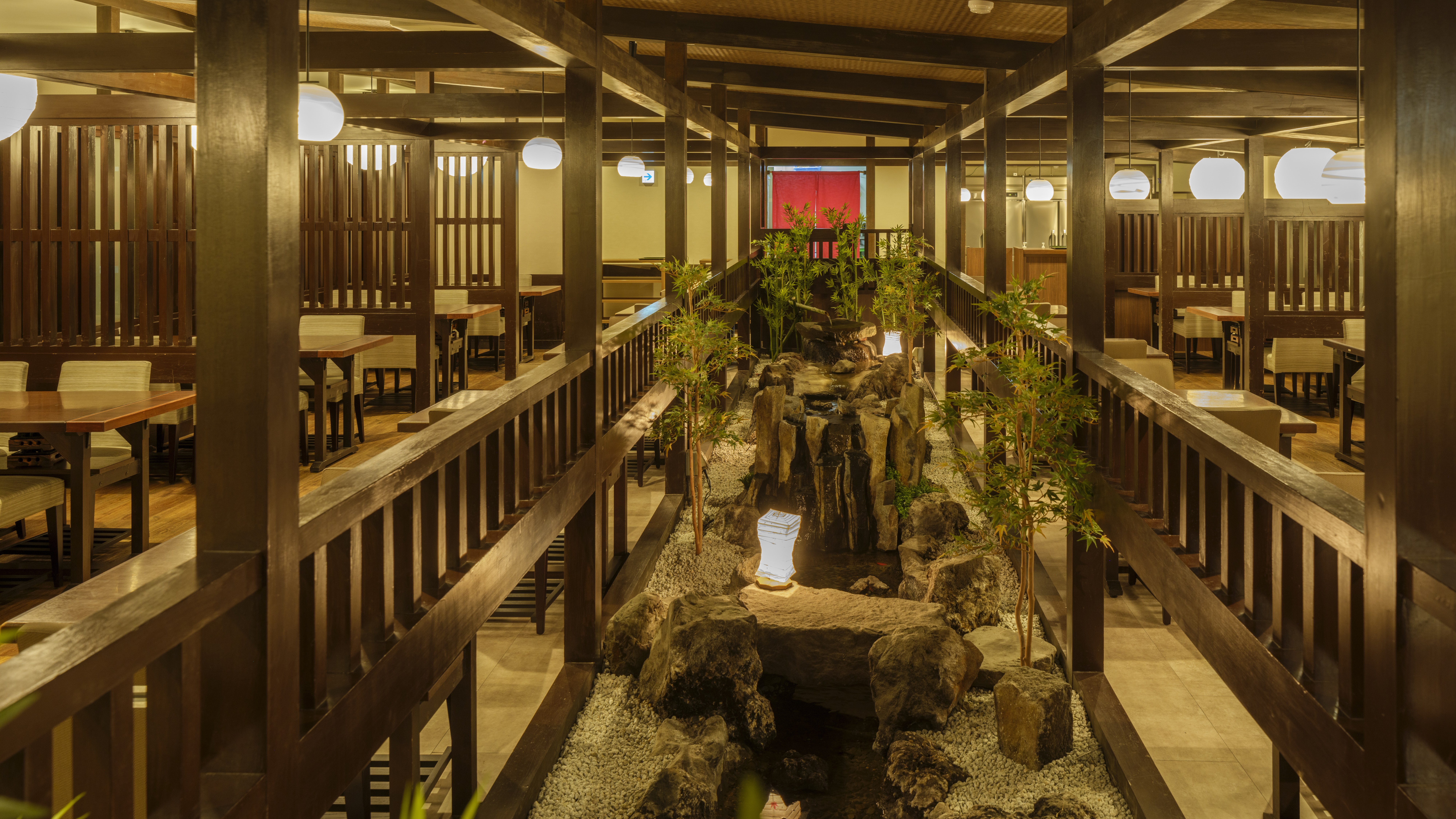 【食事処／足柄】水のせせらぎが心地よいレストラン。