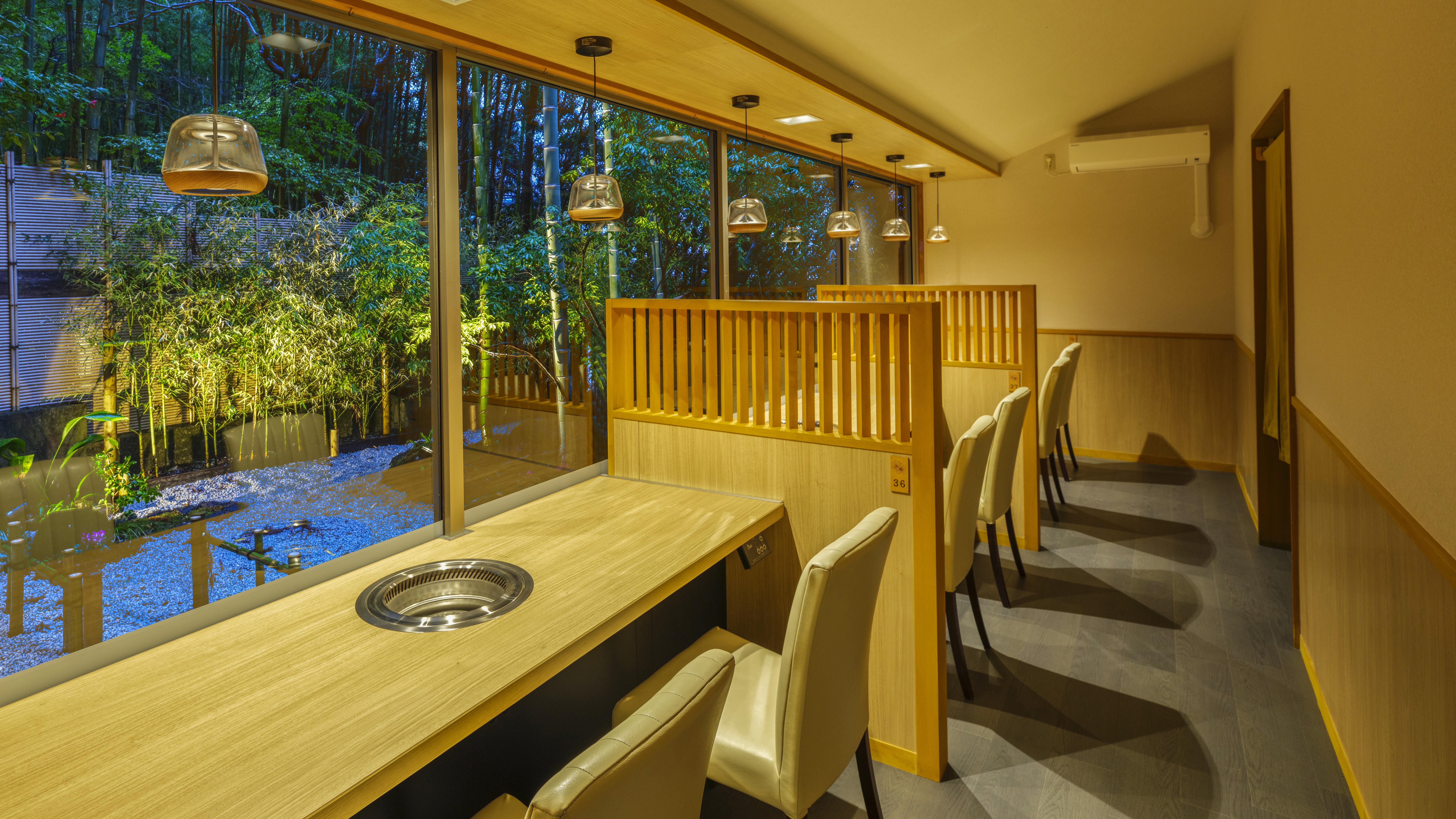 【食事処／つつじ亭】カップルにおすすめのカウンター席。