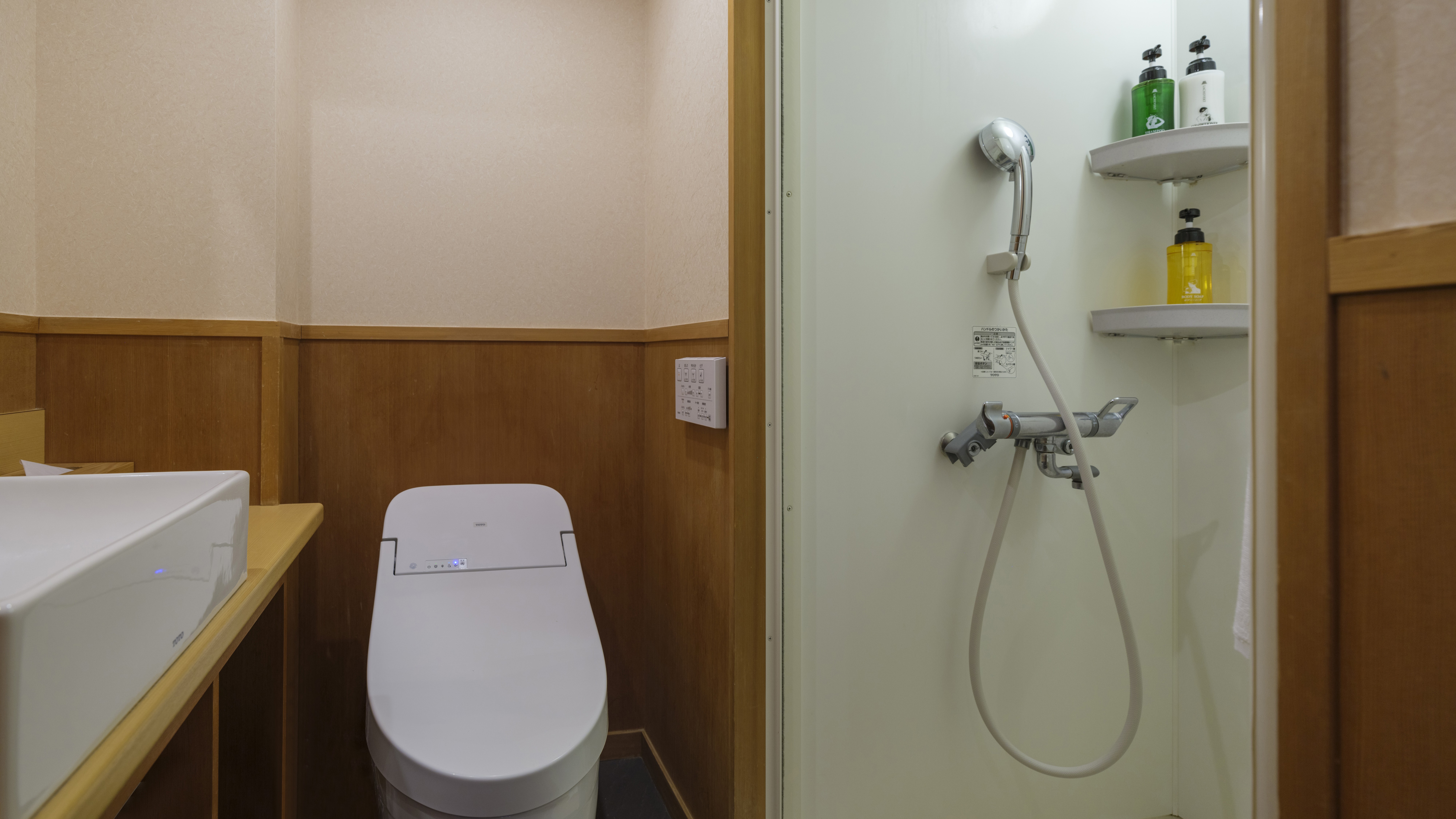 【セミダブルルーム】洗面台にはハンドソープ、ドライヤー等をご用意。※アメニティはロビーにてご用意。