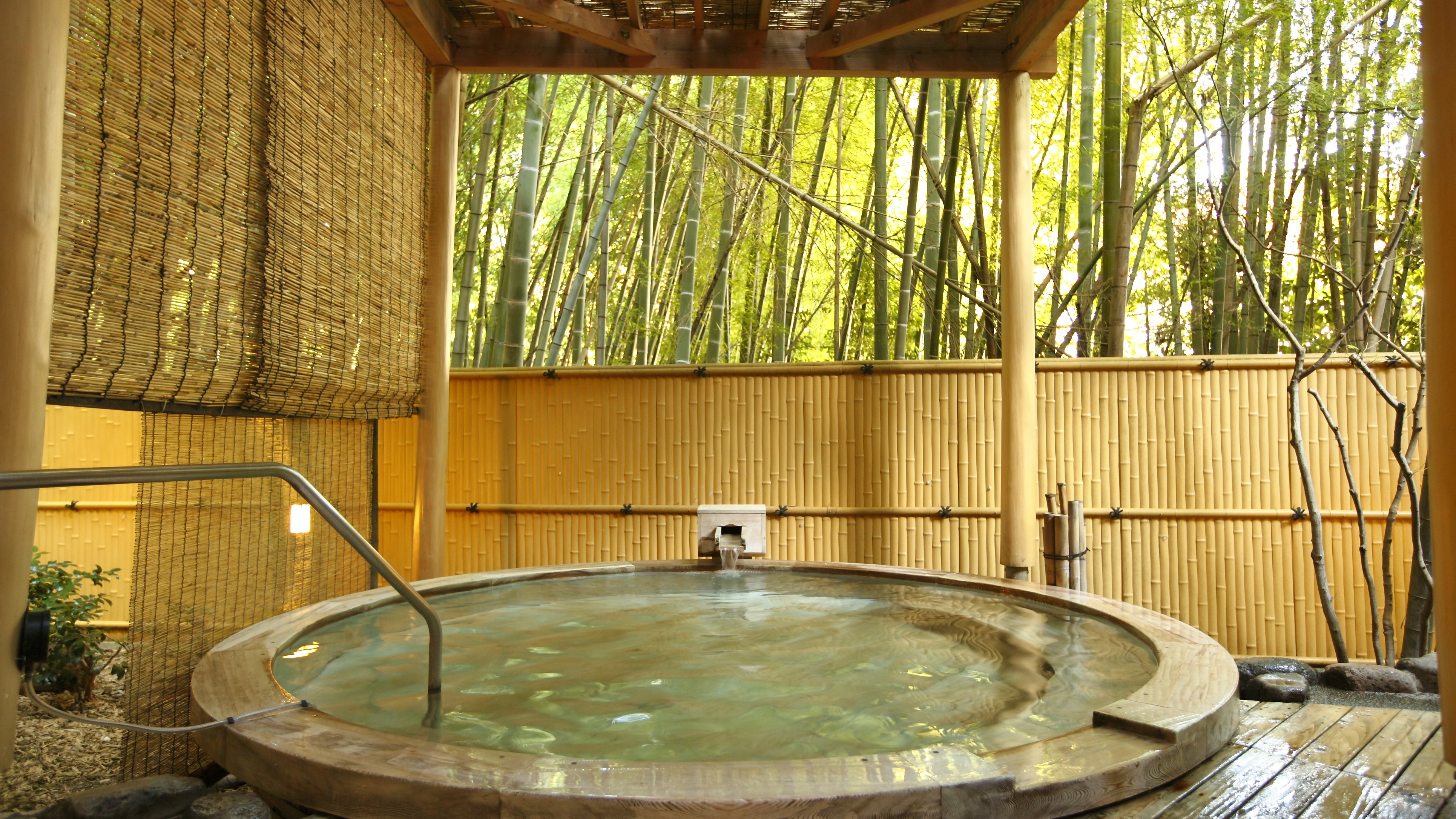 【大浴場露天：月の湯】竹を眺めながら入る、雰囲気と落ち着きがある露天風呂。