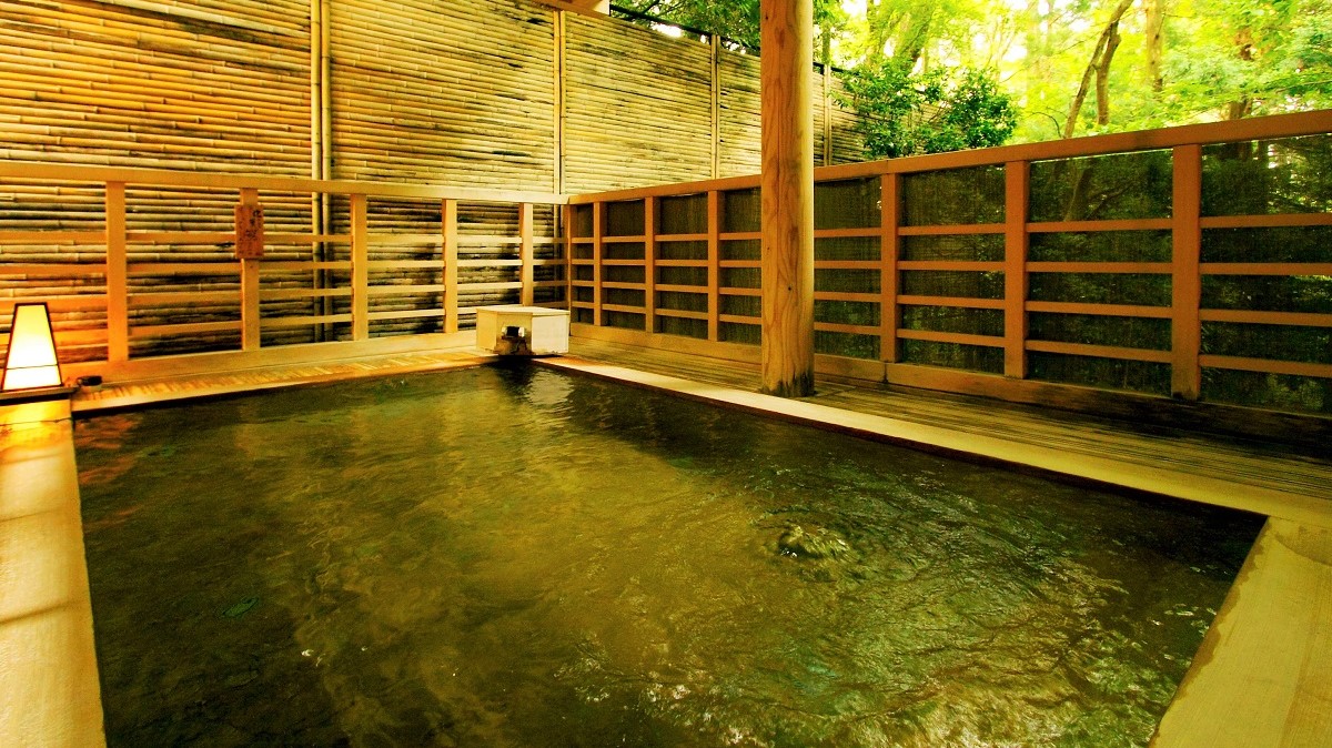 【笹の湯／露天風呂】開放的な緑を眺められる檜露天風呂。
