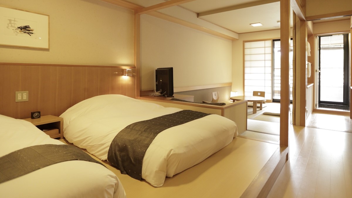 【檜露天風呂付き和洋室】ベッド2台+6畳和室。ソファーマットの寝具を追加し、3名での宿泊も可能。