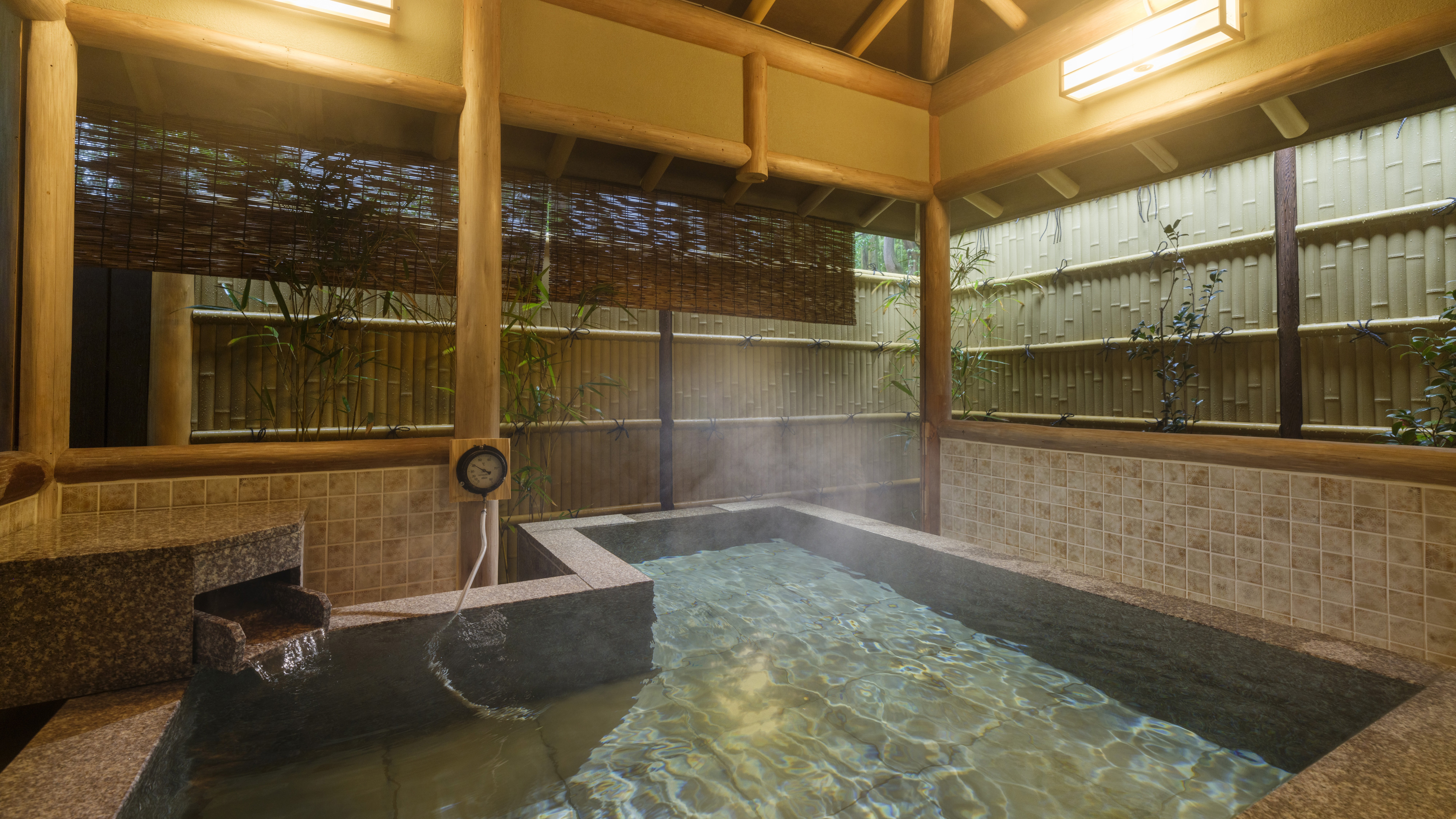 【貸切露天風呂】空いていれば自由に利用可能。それぞれ異なる風景をひとりじめ。