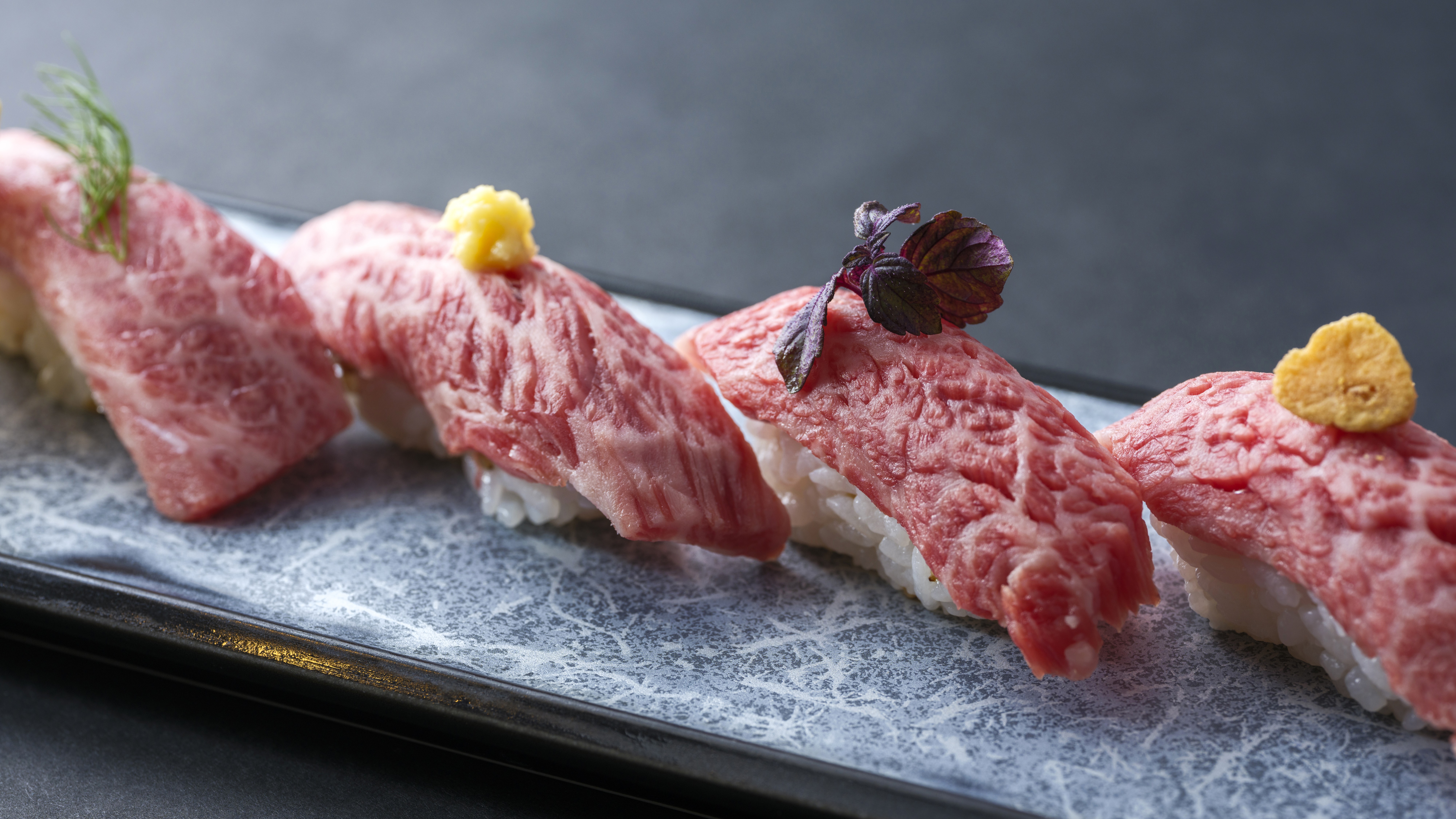 【夕食／別注】和牛にぎり（5貫）。和牛を贅沢にお寿司で堪能。