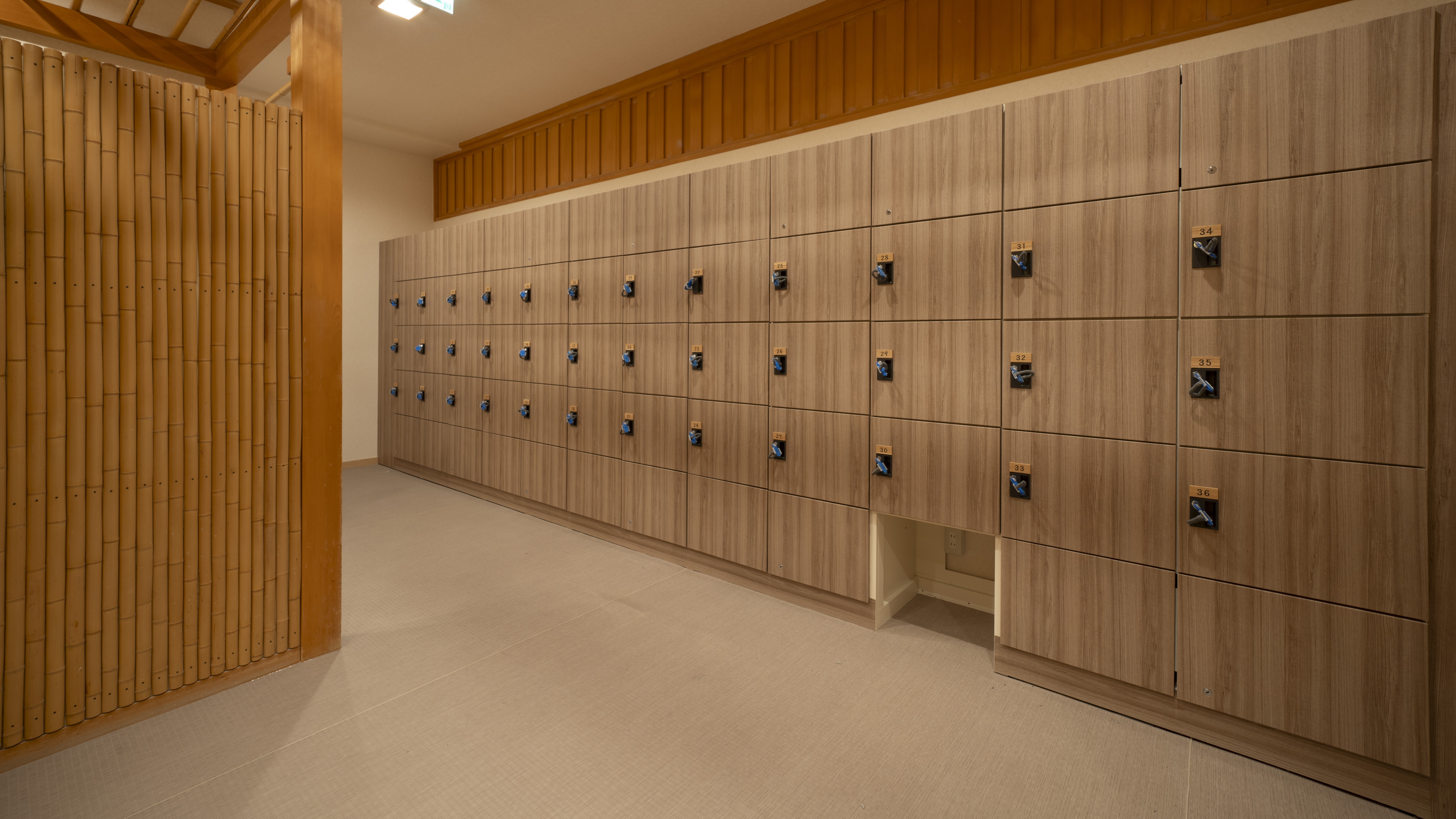 【大浴場内湯：笹の湯】脱衣所。