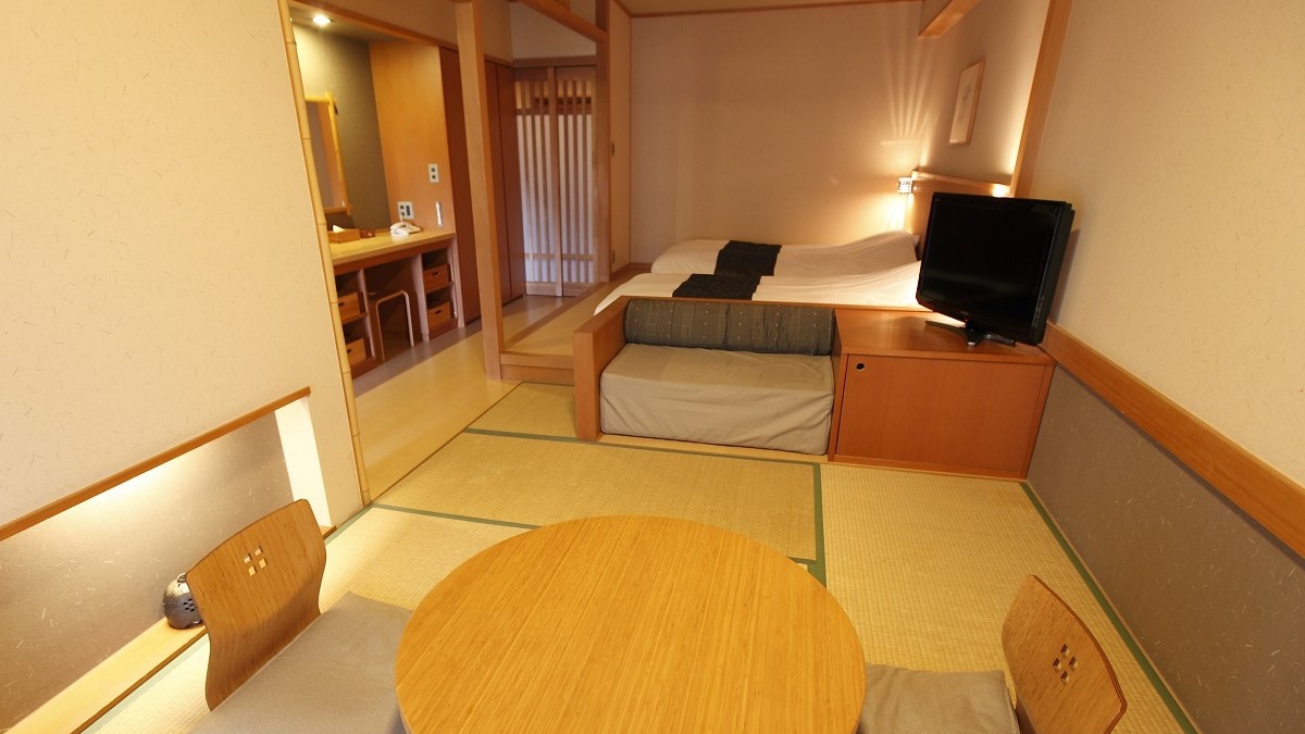 【檜露天風呂付き和洋室】テレビ横のソファーマットの寝具を追加し、3名様での宿泊も可能です。