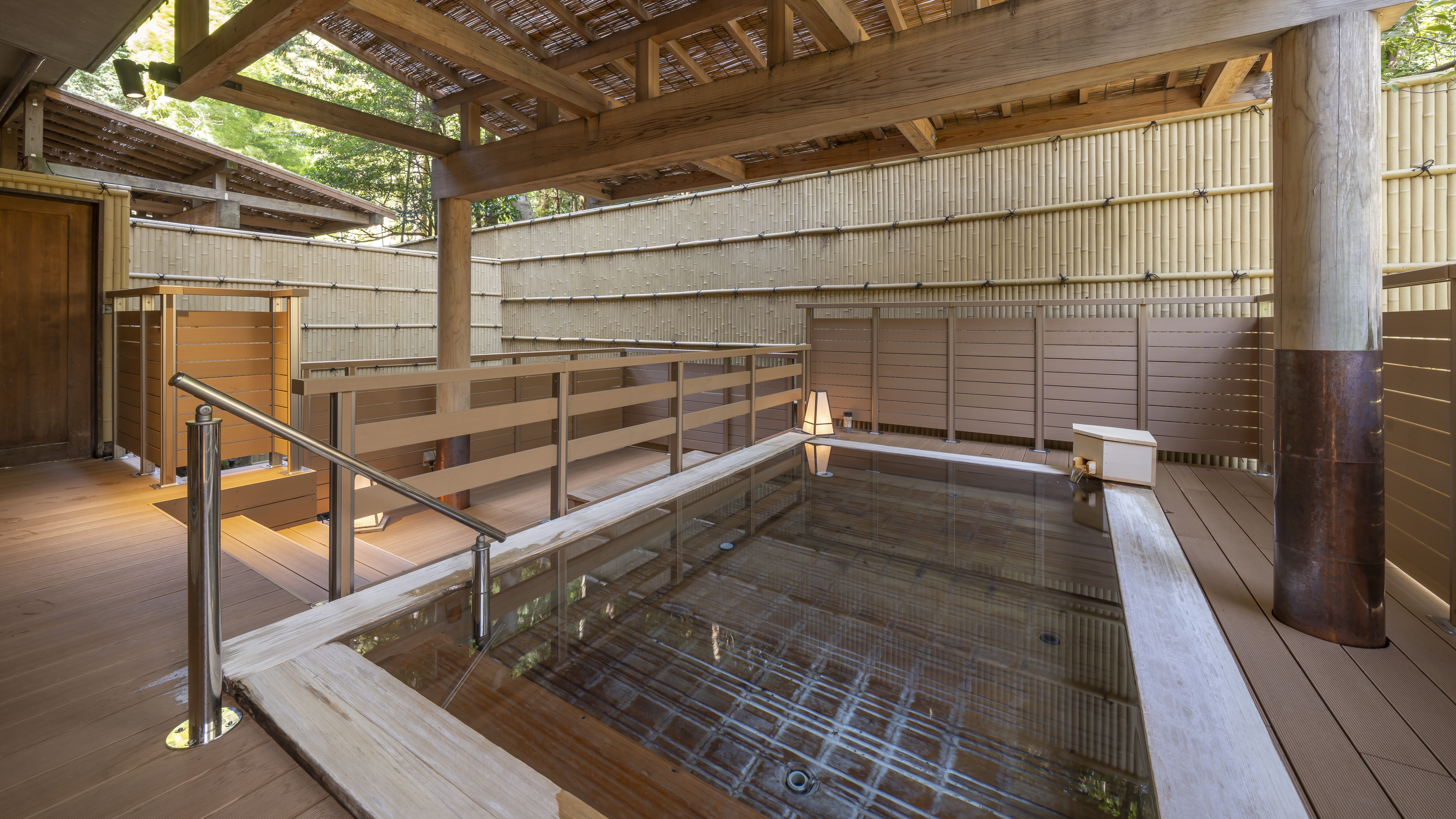 【大浴場露天：笹の湯】水の音で過ごす時間は、とことん温泉を満喫できる、湯めぐり三昧の宿です。