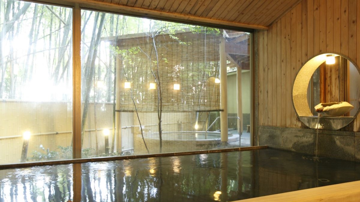 【大浴場内湯：月の湯】露天風呂と内湯の他に、サウナも併設しております。