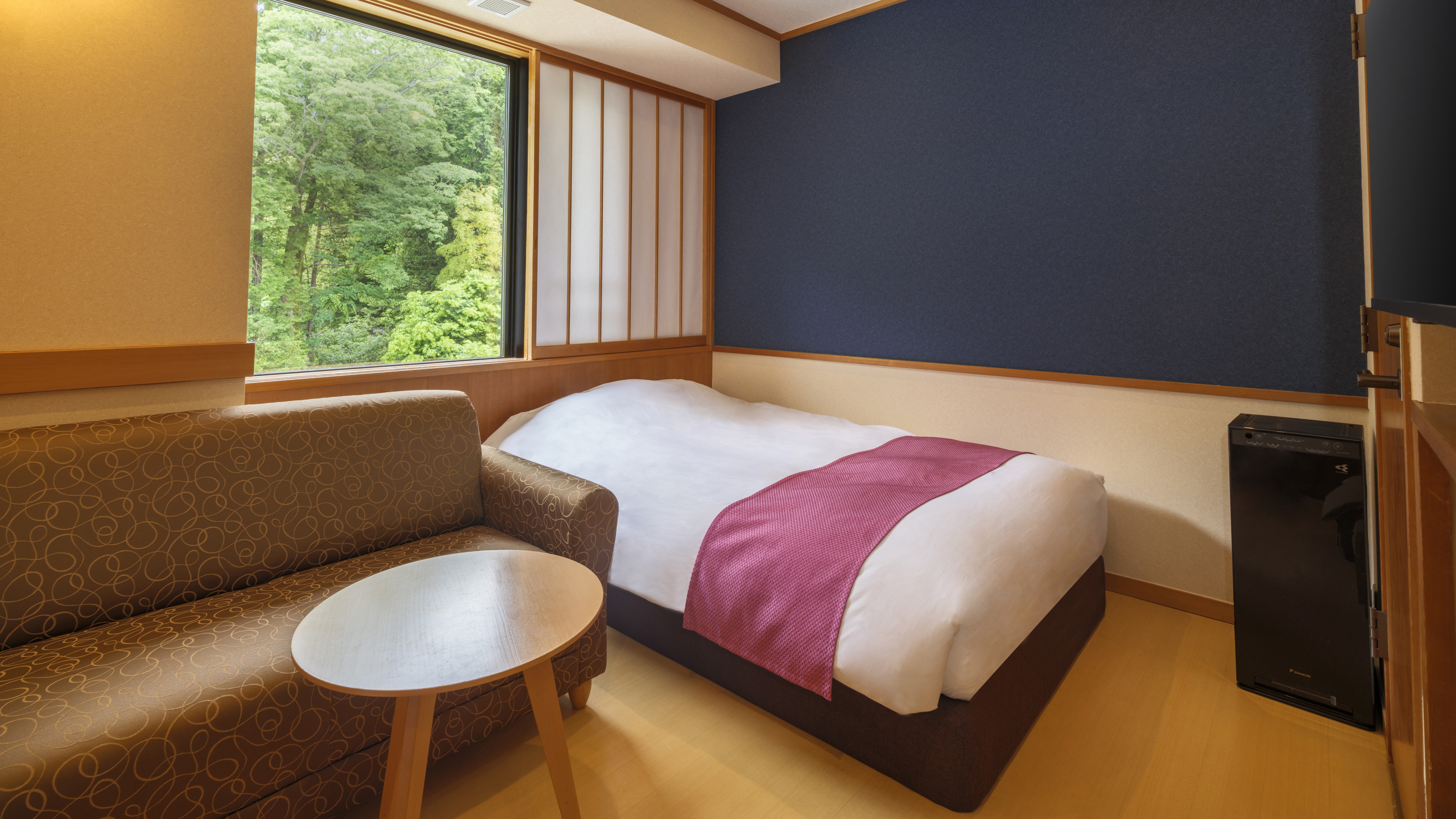 【セミダブルルーム】スマートTVを導入。Youtube等お気に入りの動画配信サービスが視聴可能。