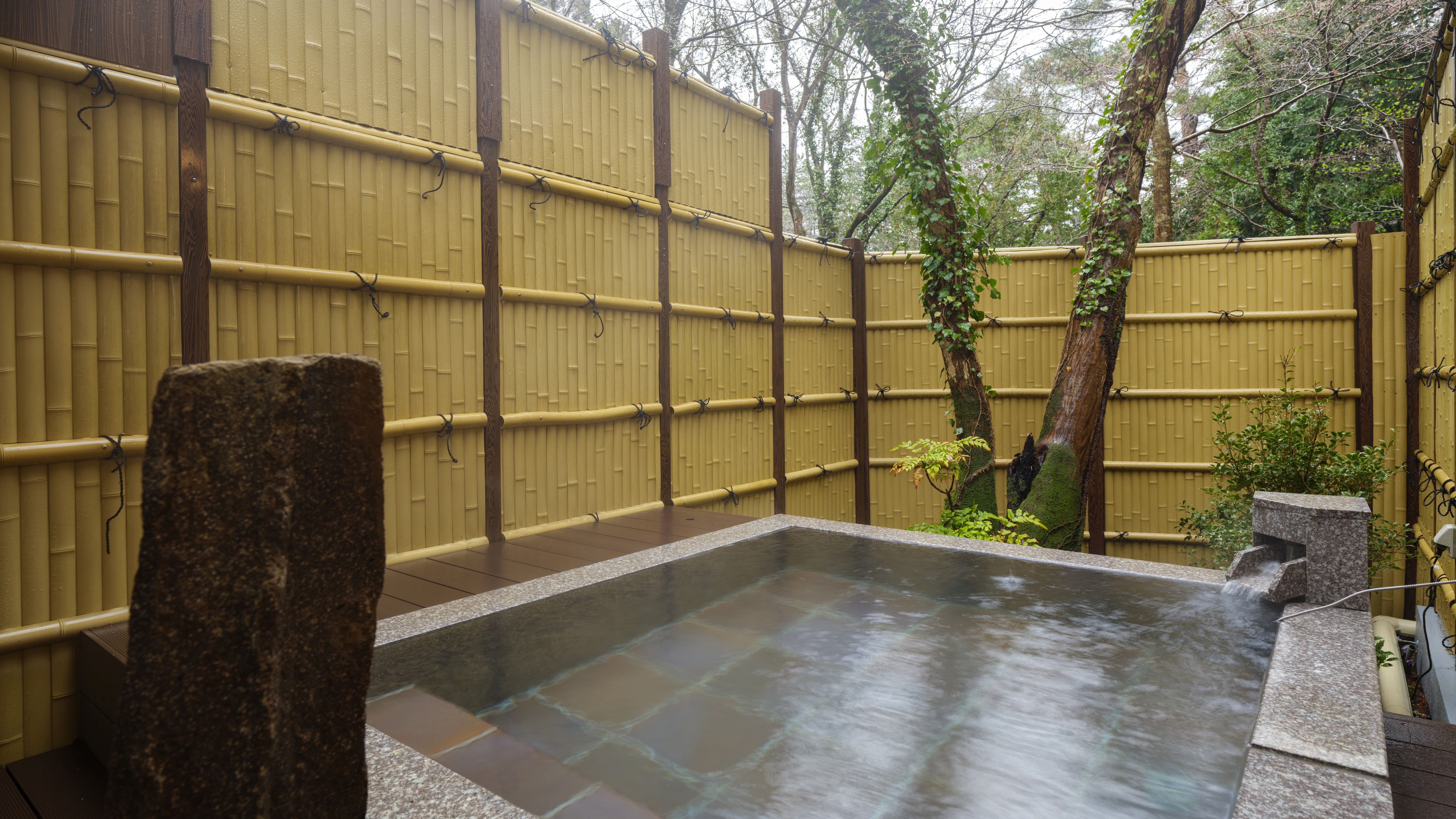 2025年春★リニューアル【貸切露天風呂】自然と豊富な源泉を独占できる。※写真は柊の湯。