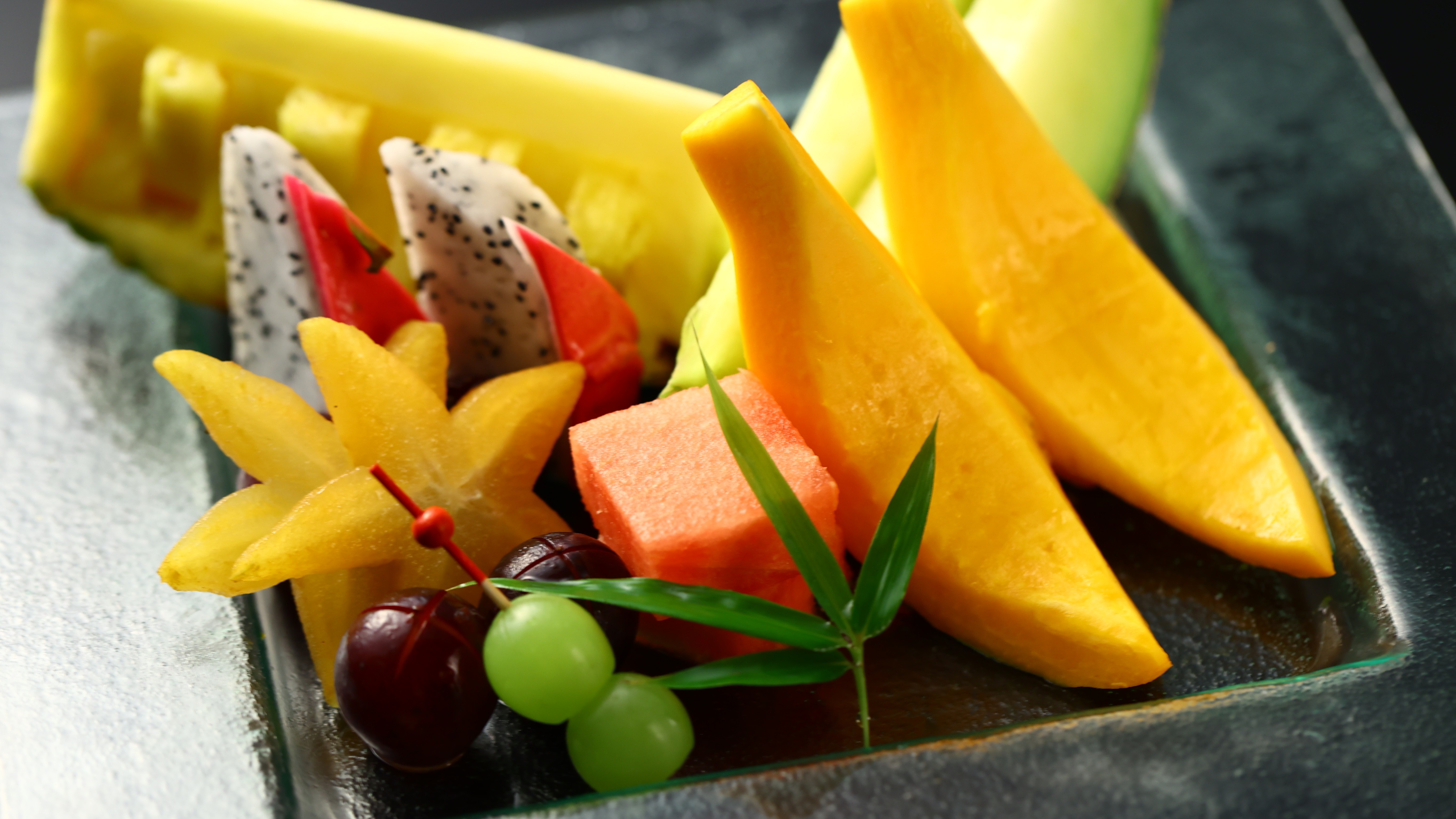 【サービス】フルーツ盛り合わせ。鮮やかで喜ばれる一品！大切な方のお祝いに♪　※事前予約要、内容お任せ