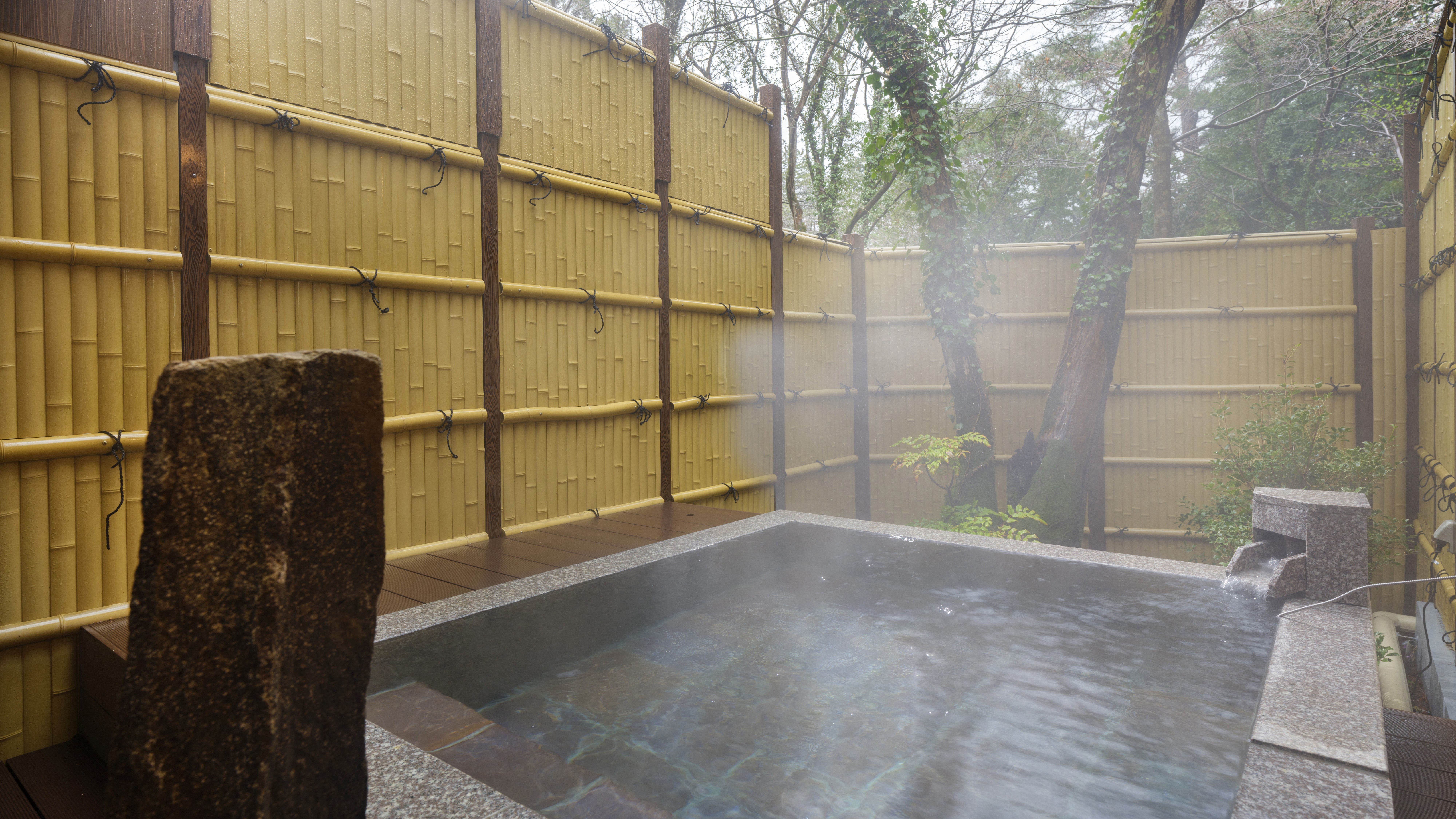 【貸切露天風呂】ゆったりと自分だけの温泉を満喫。※写真は柊の湯。