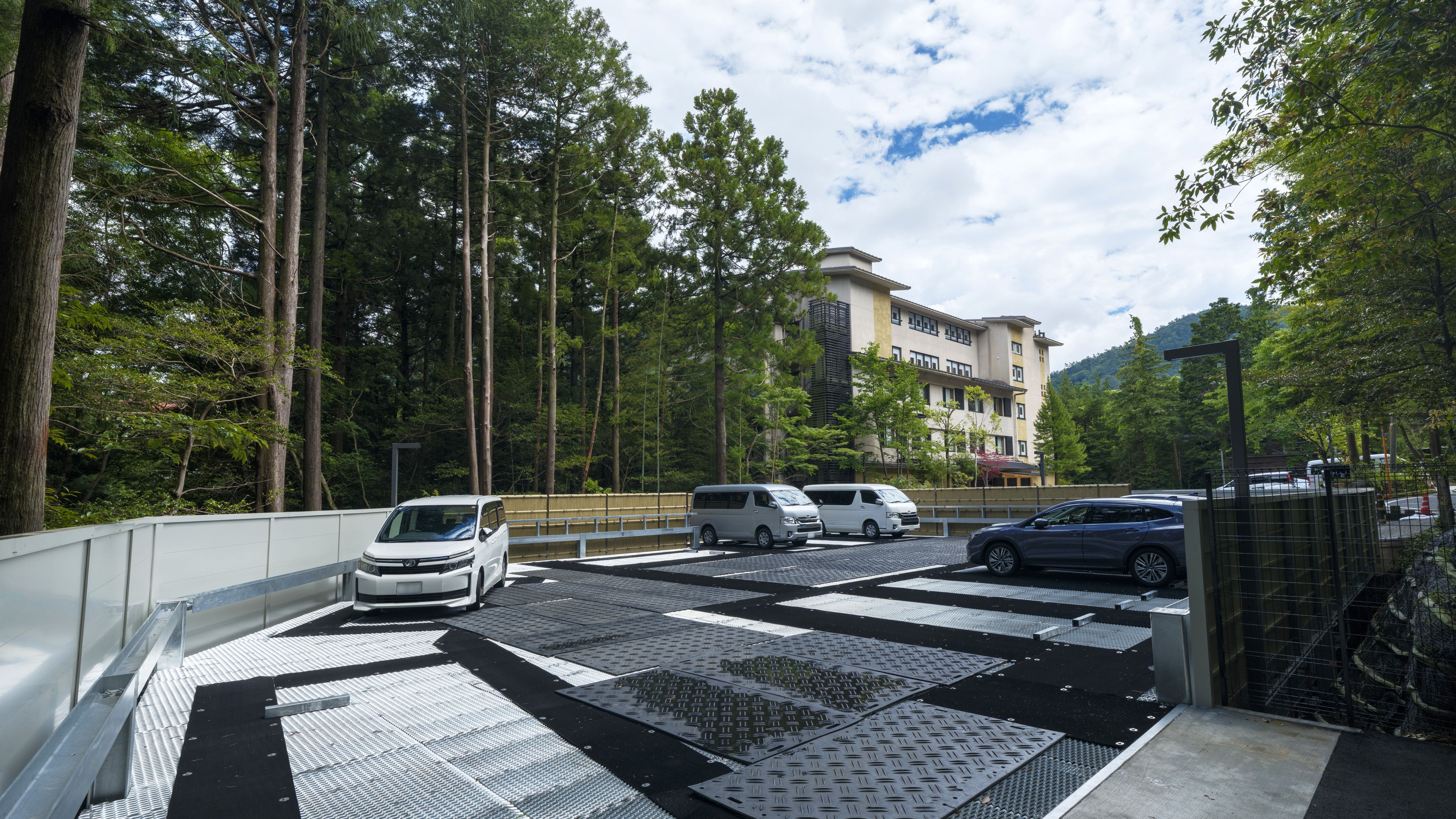 【駐車場】第2駐車場には12台駐車可能。2025年リニューアル。