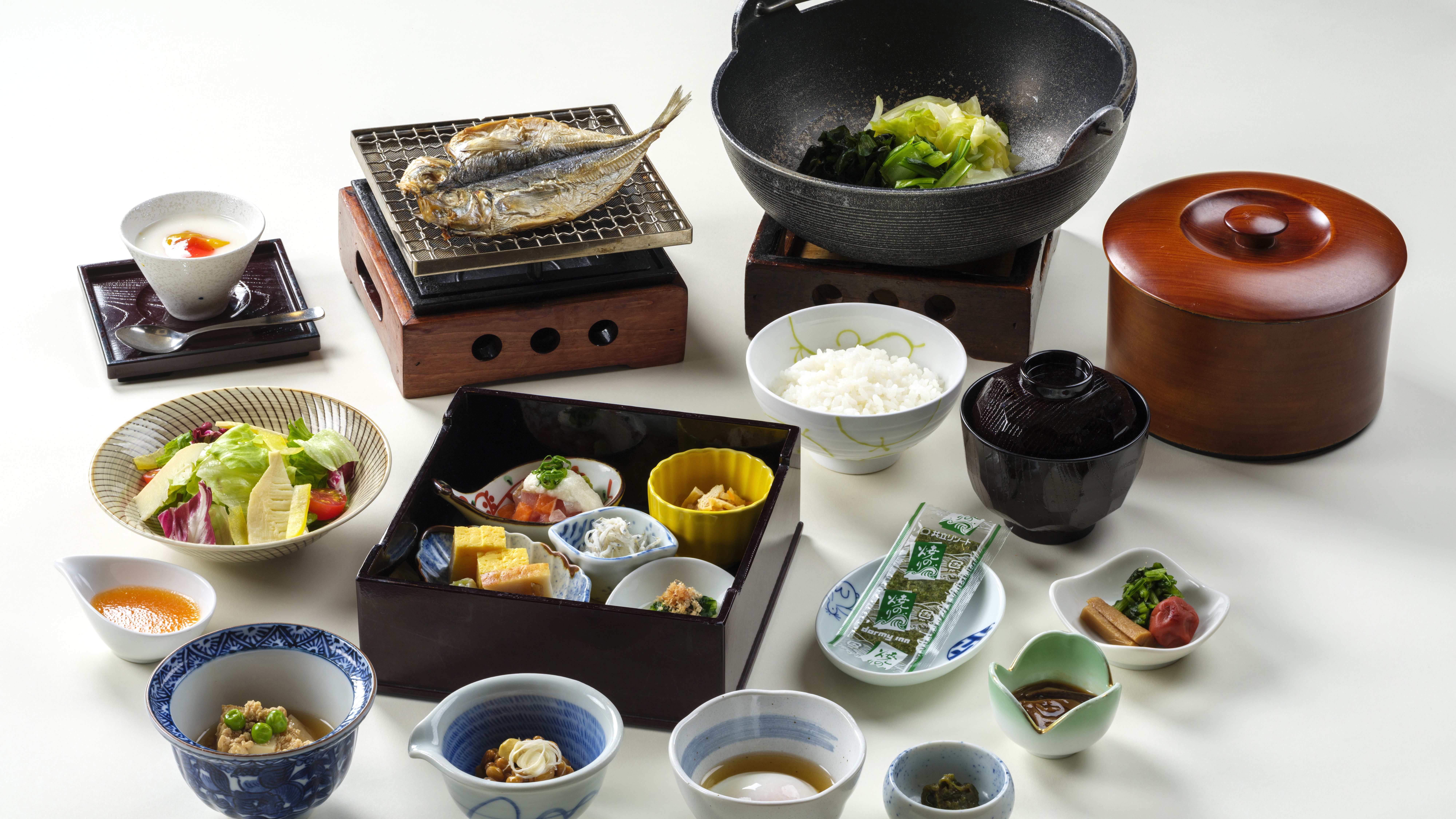 【朝食】白米とお味噌汁はおかわり自由でご用意。