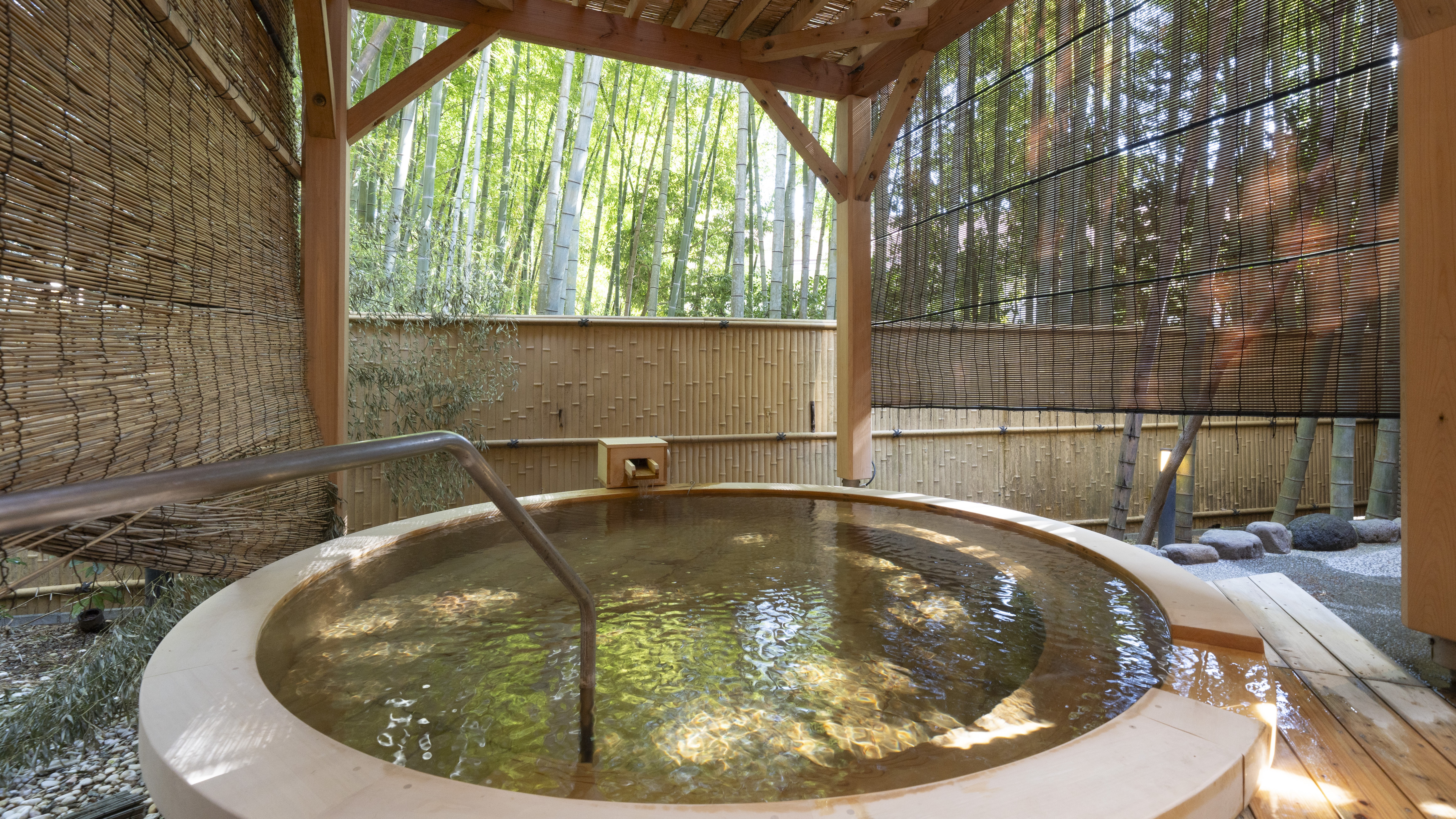 【大浴場露天：月の湯】疲労回復・健康増進などに効能のある純弱食塩泉のお湯。