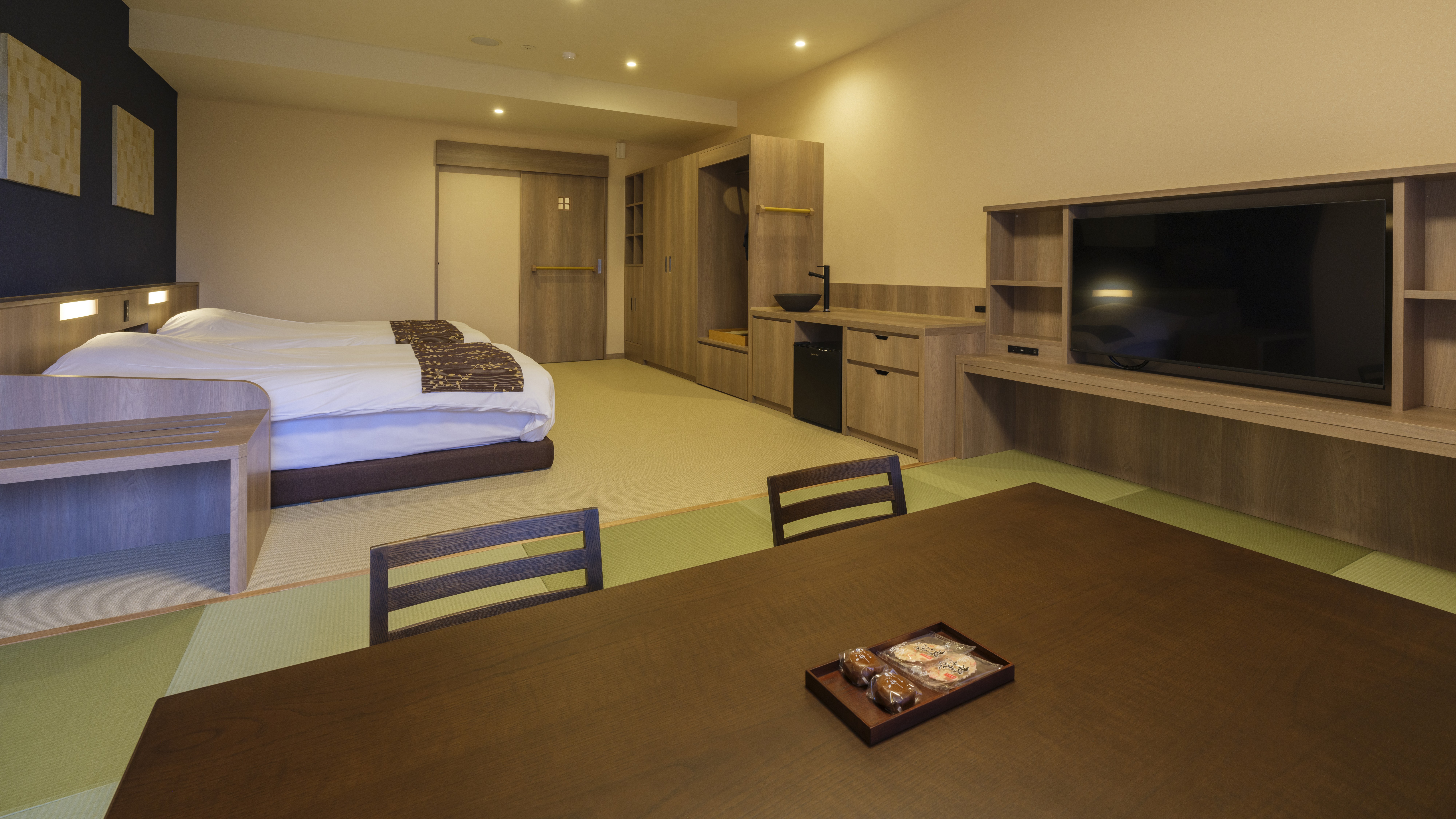 【広々ゆったり和洋室】ゆったりくつろげるよう、さまざまな趣向が凝らされている。