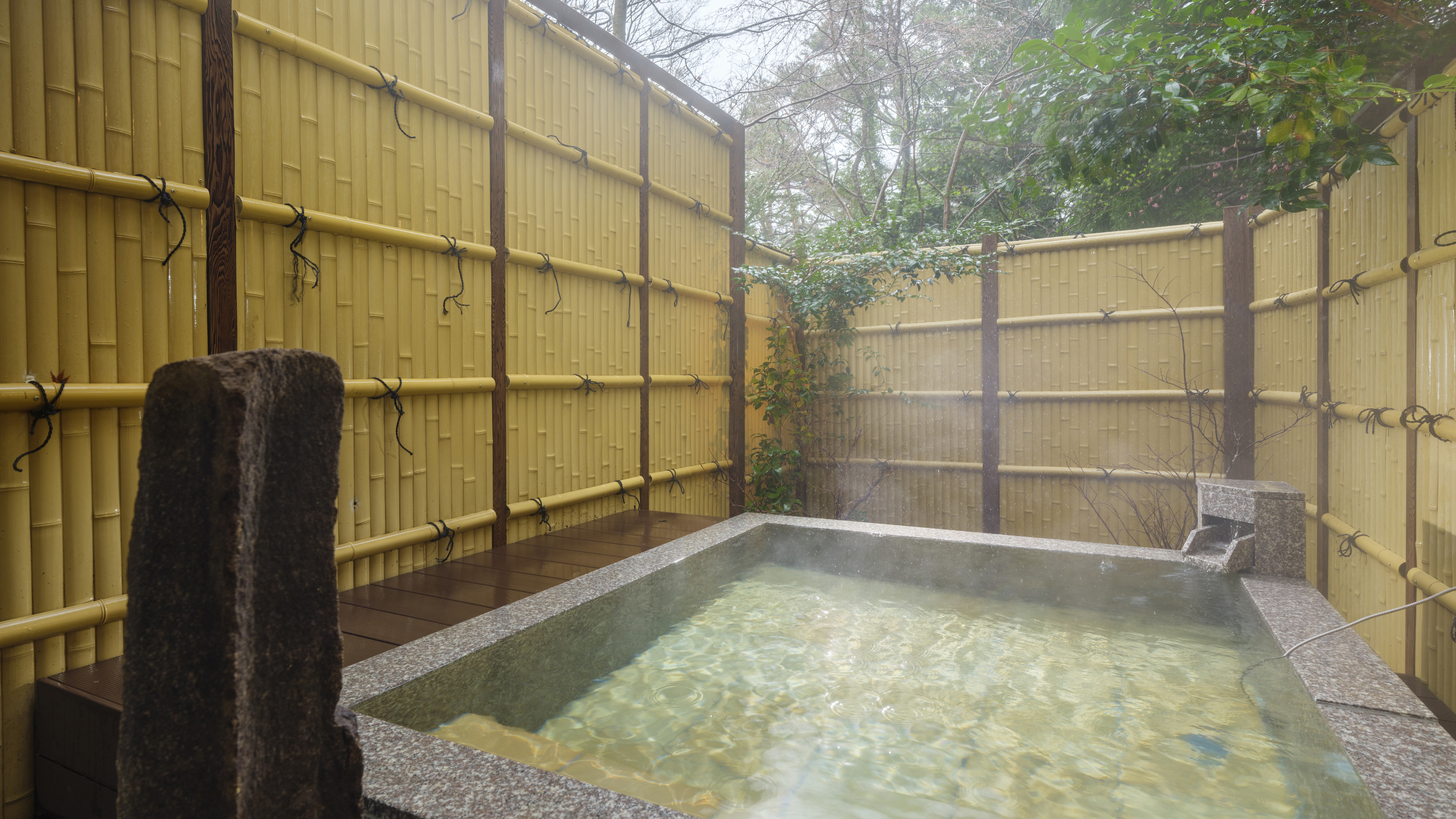 【貸切露天風呂】ゆったりと自分だけの温泉を満喫。※写真は楓の湯。