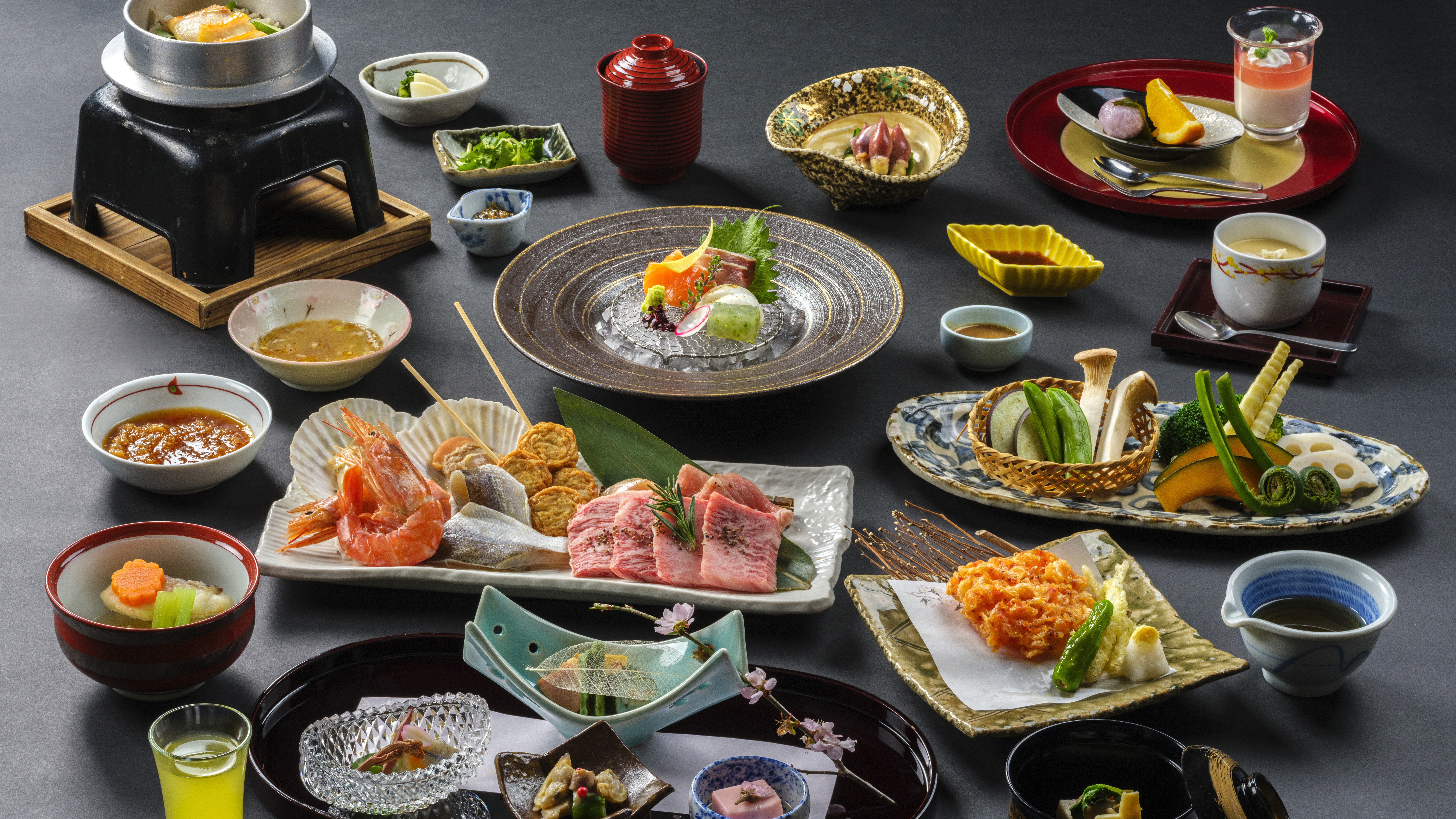 【夕食／炙り焼き会席】料理人の技が光る和の膳とともに素材本来の味を生かしている。